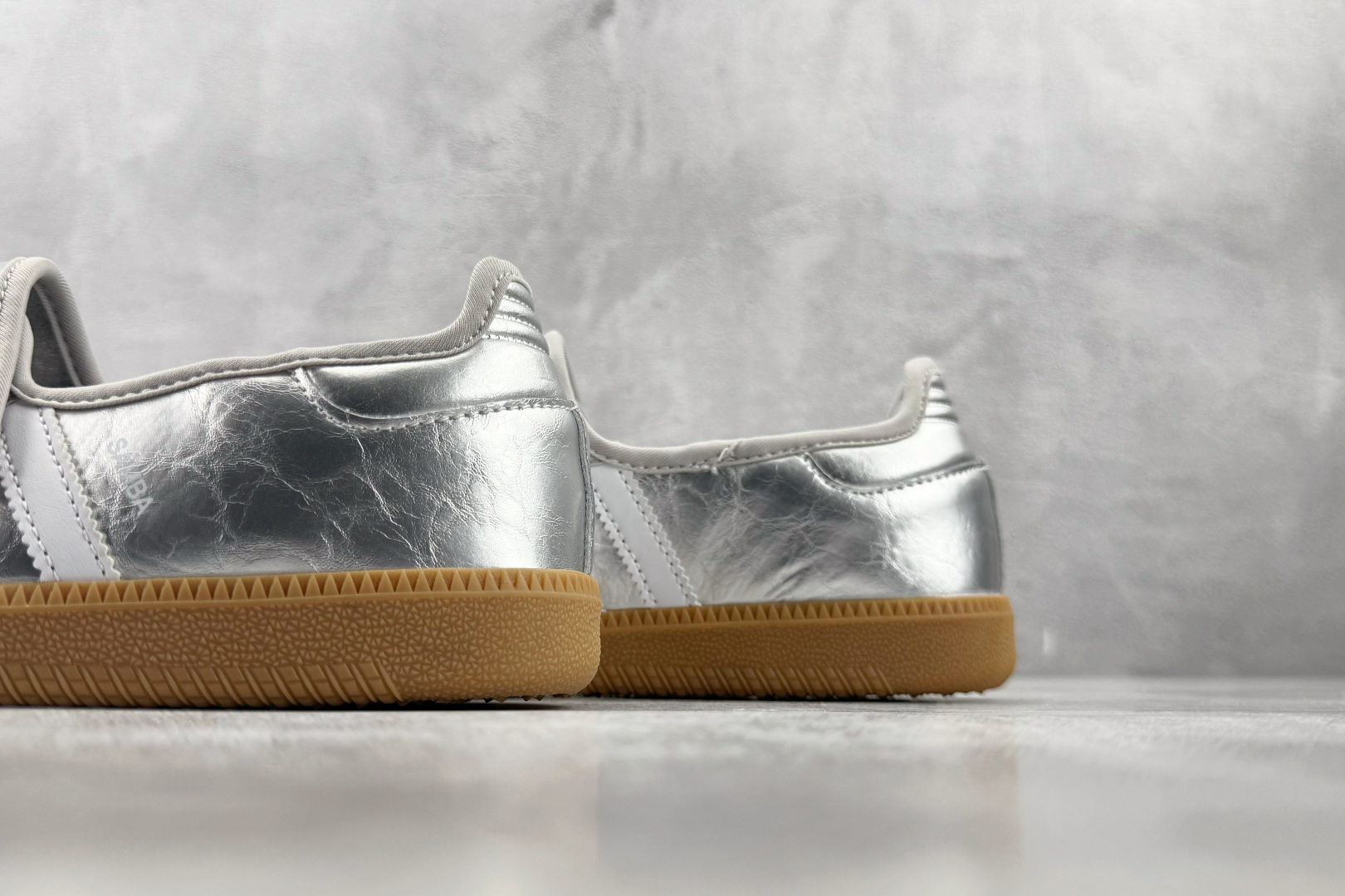 HX adidas originals Samba Jane 闪亮银 货号:KK2502 尺码:35.5 36 36.5 HX adidas originals Samba Jane 闪亮银 货号:KK2502 尺码:35.5 36 36.5