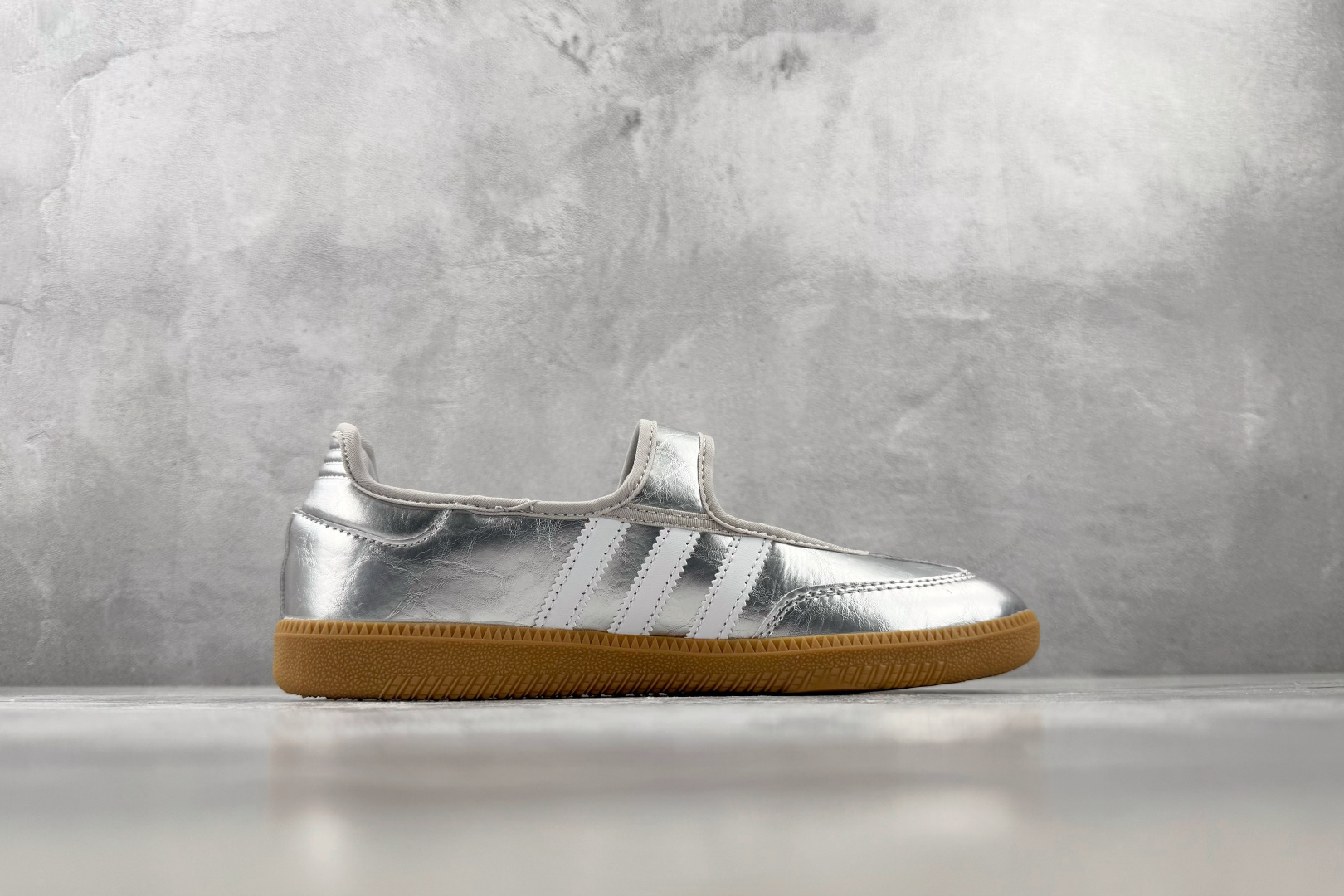 HX adidas originals Samba Jane 闪亮银 货号:KK2502 尺码:35.5 36 36.5 HX adidas originals Samba Jane 闪亮银 货号:KK2502 尺码:35.5 36 36.5