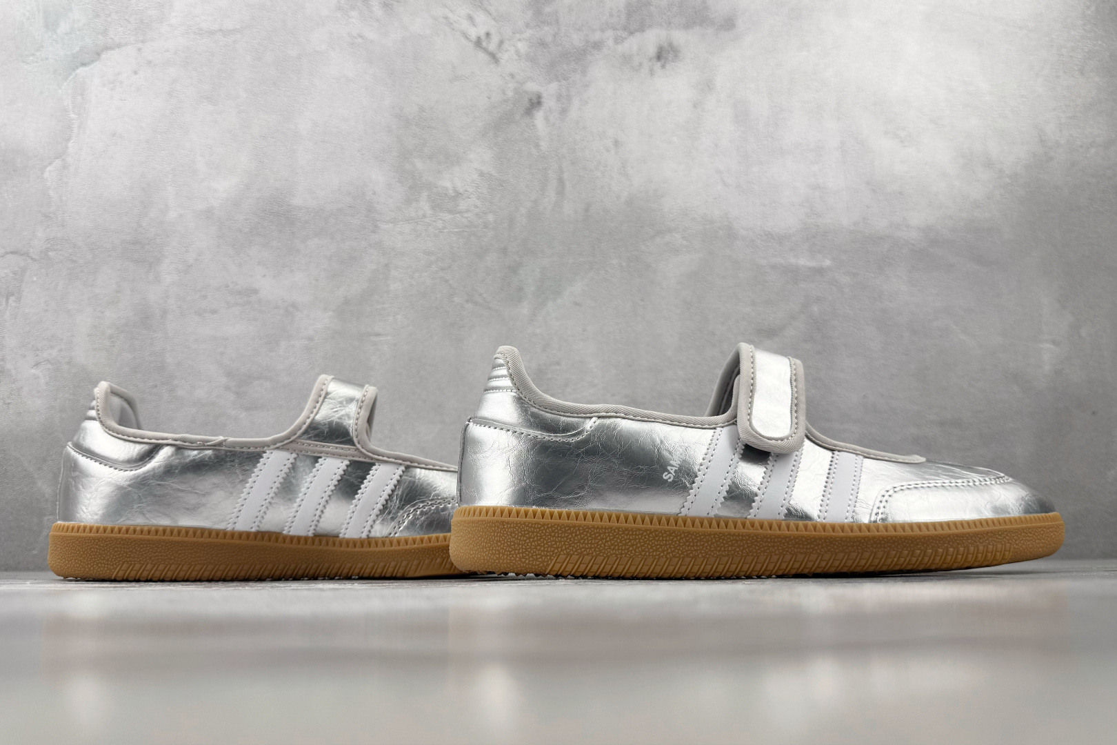 HX adidas originals Samba Jane 闪亮银 货号:KK2502 尺码:35.5 36 36.5 HX adidas originals Samba Jane 闪亮银 货号:KK2502 尺码:35.5 36 36.5