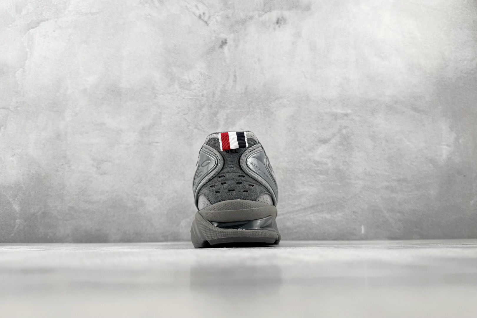 M 版 THOM BROWNE汤姆·布朗 × ASICS Gel-Kayano 14 联名款 中灰色 货号:UFC001 M 版 THOM BROWNE汤姆·布朗 × ASICS Gel-Kayano 14 联名款 中灰色 货号:UFC001