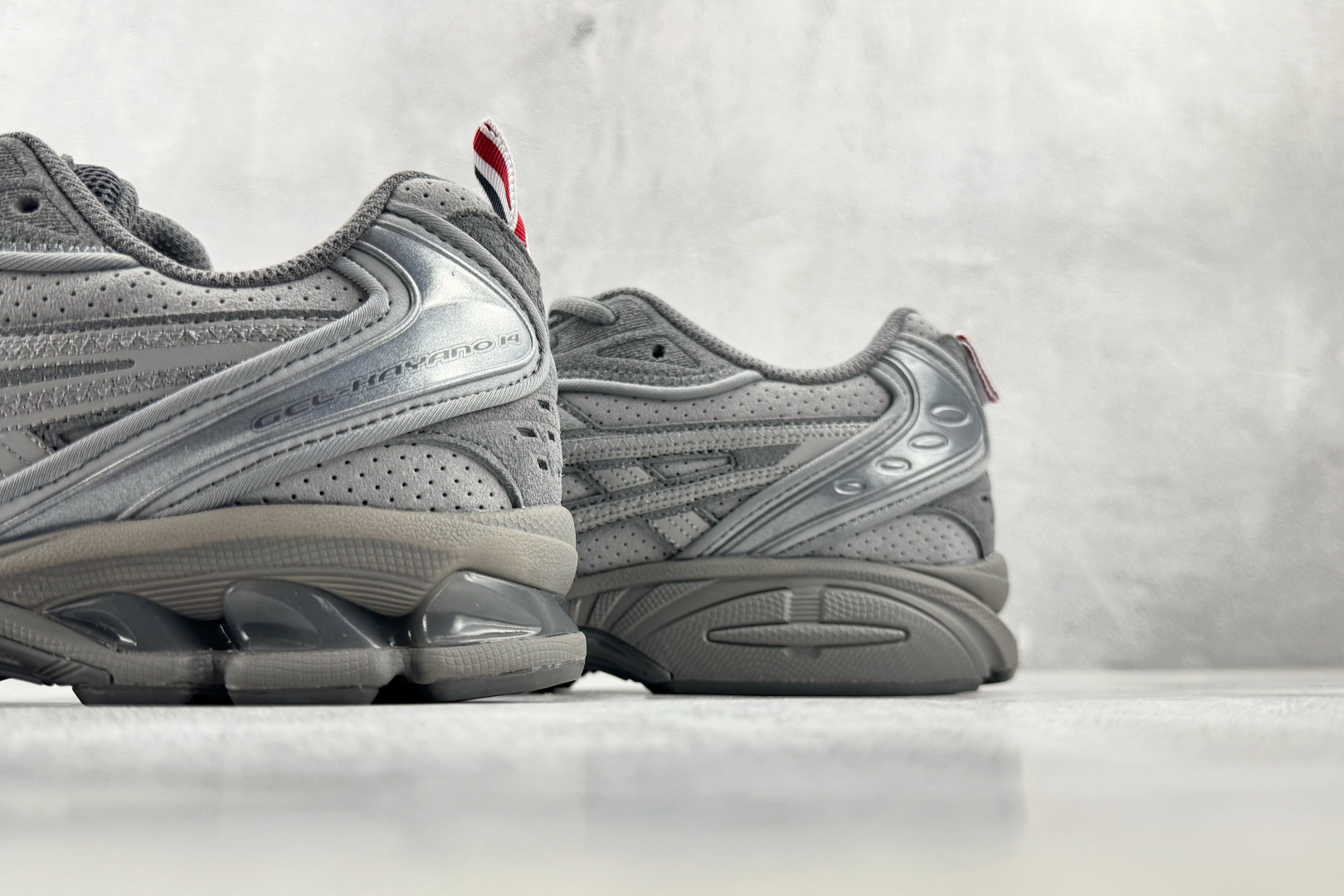 M 版 THOM BROWNE汤姆·布朗 × ASICS Gel-Kayano 14 联名款 中灰色 货号:UFC001 M 版 THOM BROWNE汤姆·布朗 × ASICS Gel-Kayano 14 联名款 中灰色 货号:UFC001
