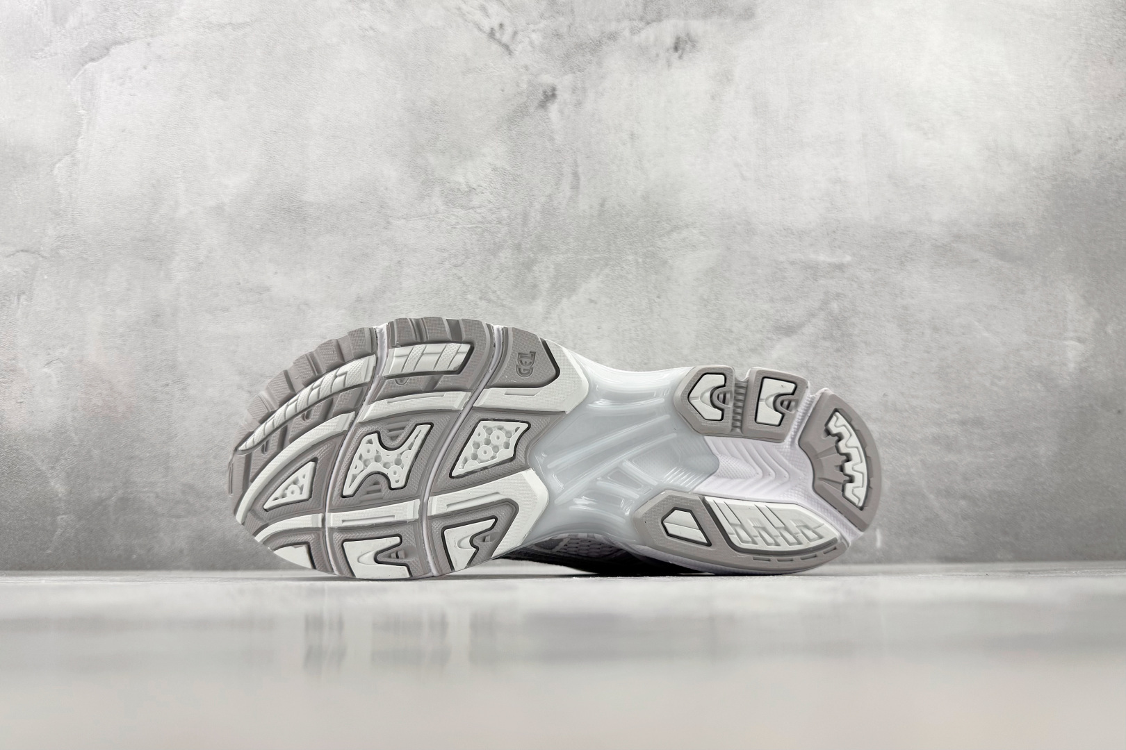 M 版 THOM BROWNE汤姆·布朗 × ASICS Gel-Kayano 14 联名款 白色 货号:UFC001B M 版 THOM BROWNE汤姆·布朗 × ASICS Gel-Kayano 14 联名款 白色 货号:UFC001B