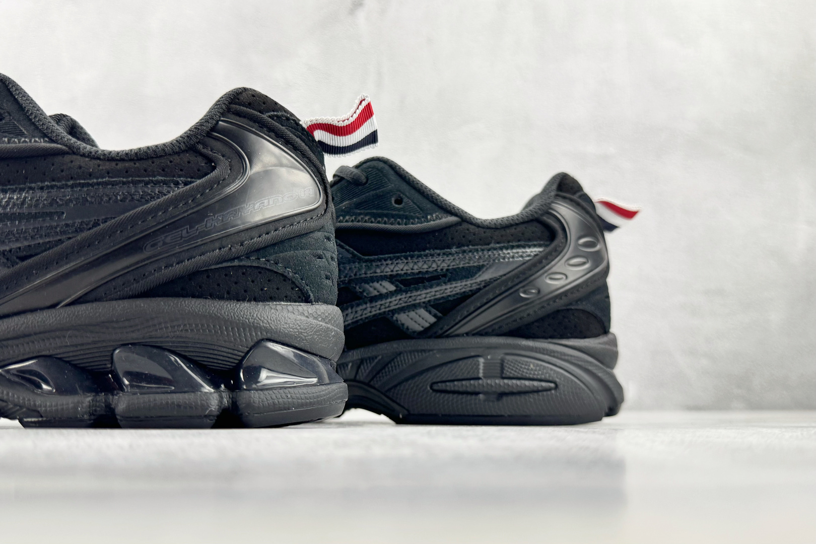 M 版 THOM BROWNE汤姆·布朗 × ASICS Gel-Kayano 14 联名款 黑色 货号：UFC001B