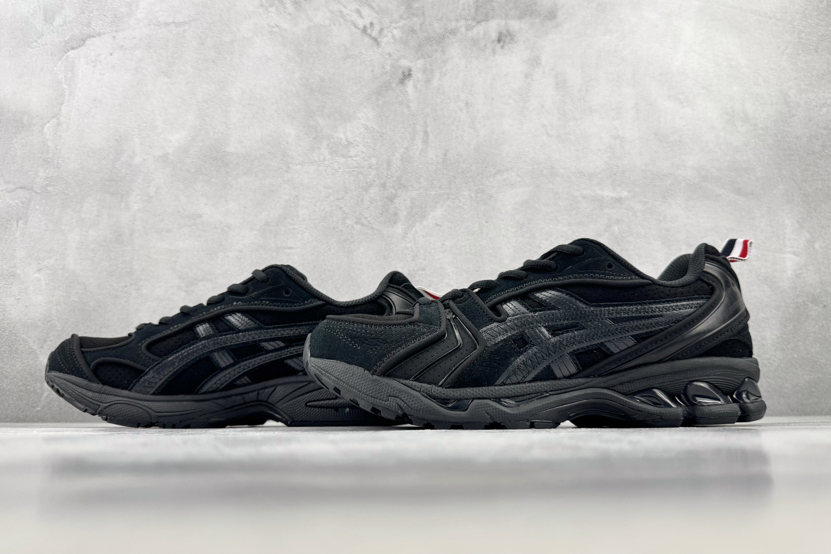 M 版 THOM BROWNE汤姆·布朗 × ASICS Gel-Kayano 14 联名款 黑色 货号：UFC001B