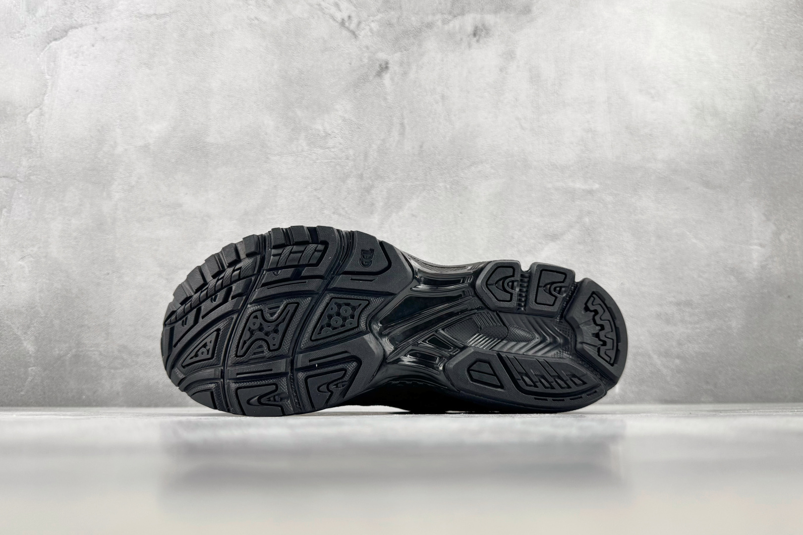 M 版 THOM BROWNE汤姆·布朗 × ASICS Gel-Kayano 14 联名款 黑色 货号：UFC001B