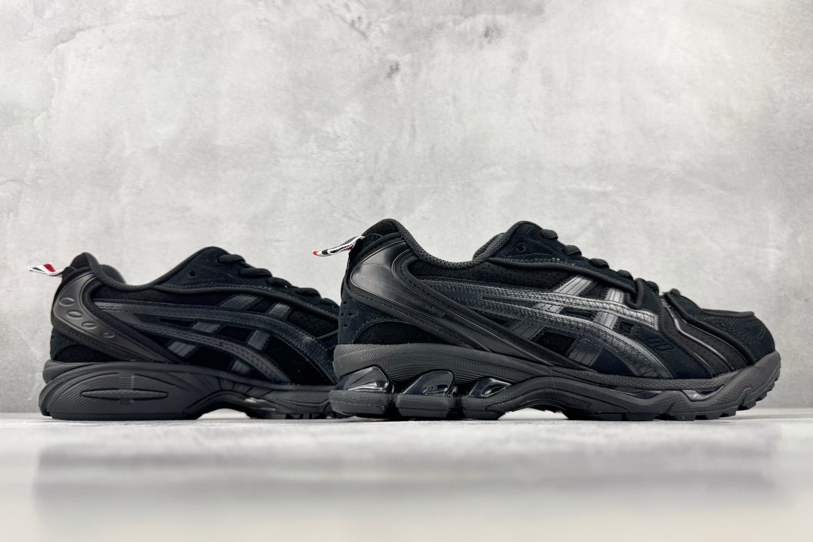M 版 THOM BROWNE汤姆·布朗 × ASICS Gel-Kayano 14 联名款 黑色 货号：UFC001B