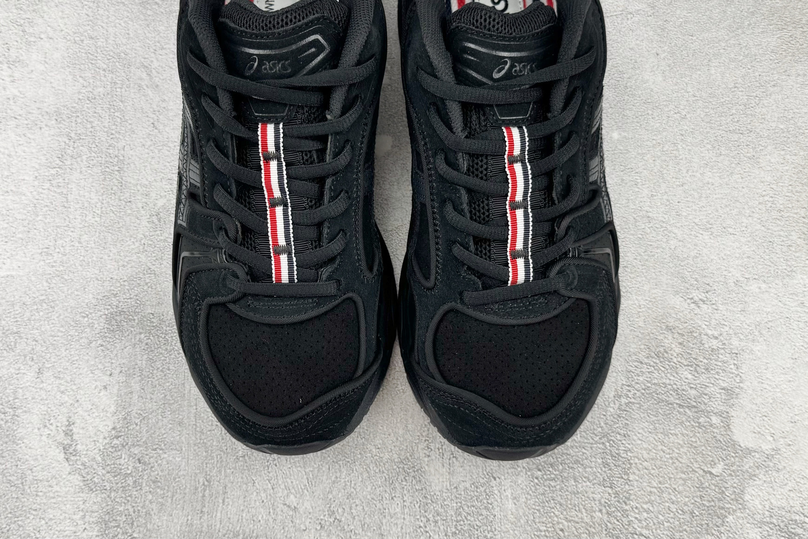 M 版 THOM BROWNE汤姆·布朗 × ASICS Gel-Kayano 14 联名款 黑色 货号：UFC001B