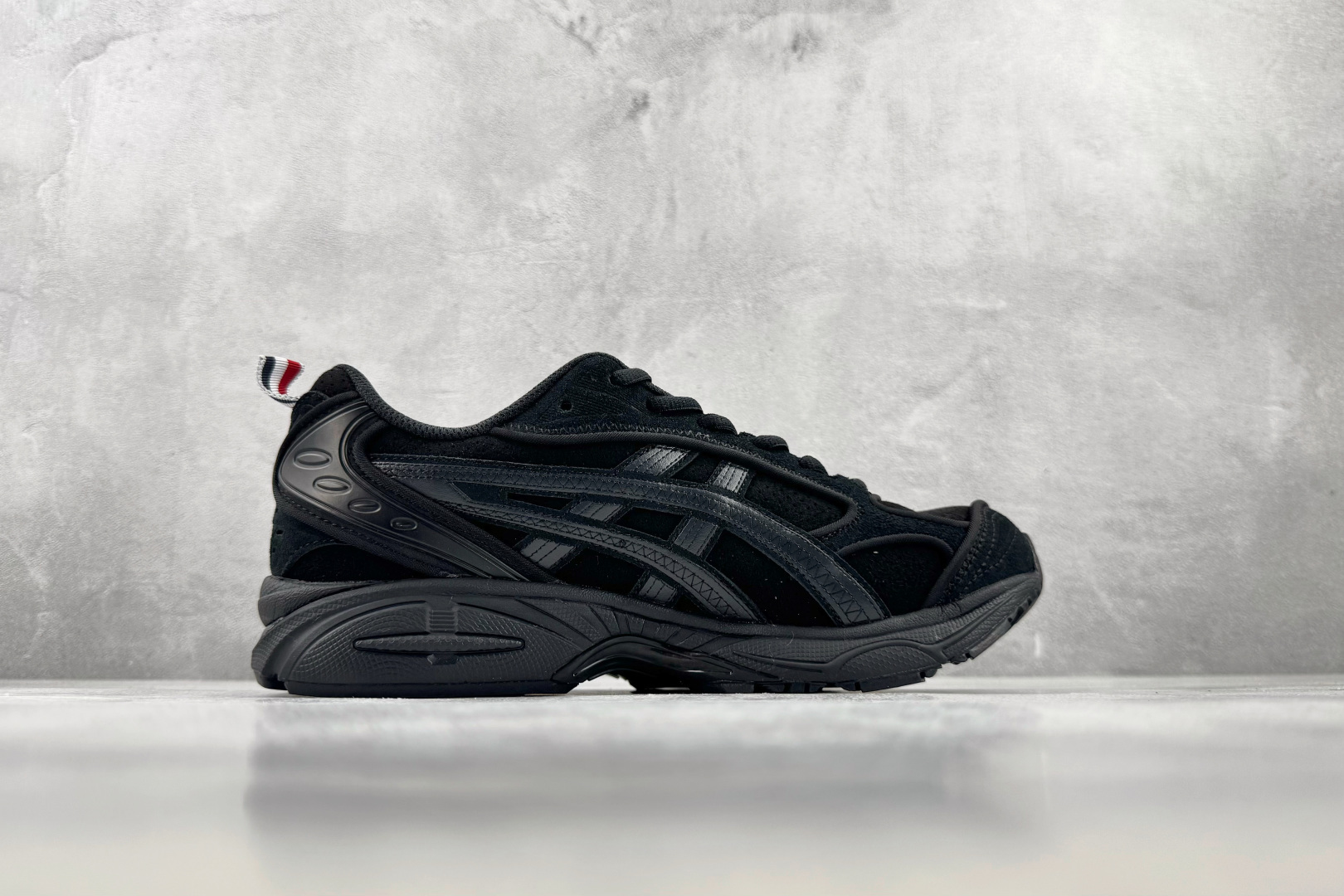 M 版 THOM BROWNE汤姆·布朗 × ASICS Gel-Kayano 14 联名款 黑色 货号：UFC001B