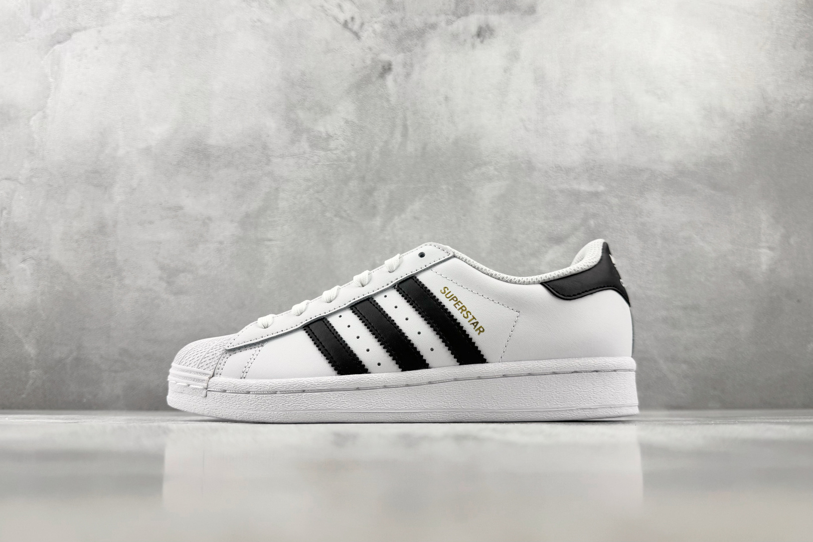 完美还原 正确版本 adidas originals SUPERSTAR 白黑 货号：EG4958 尺码：35.5 36