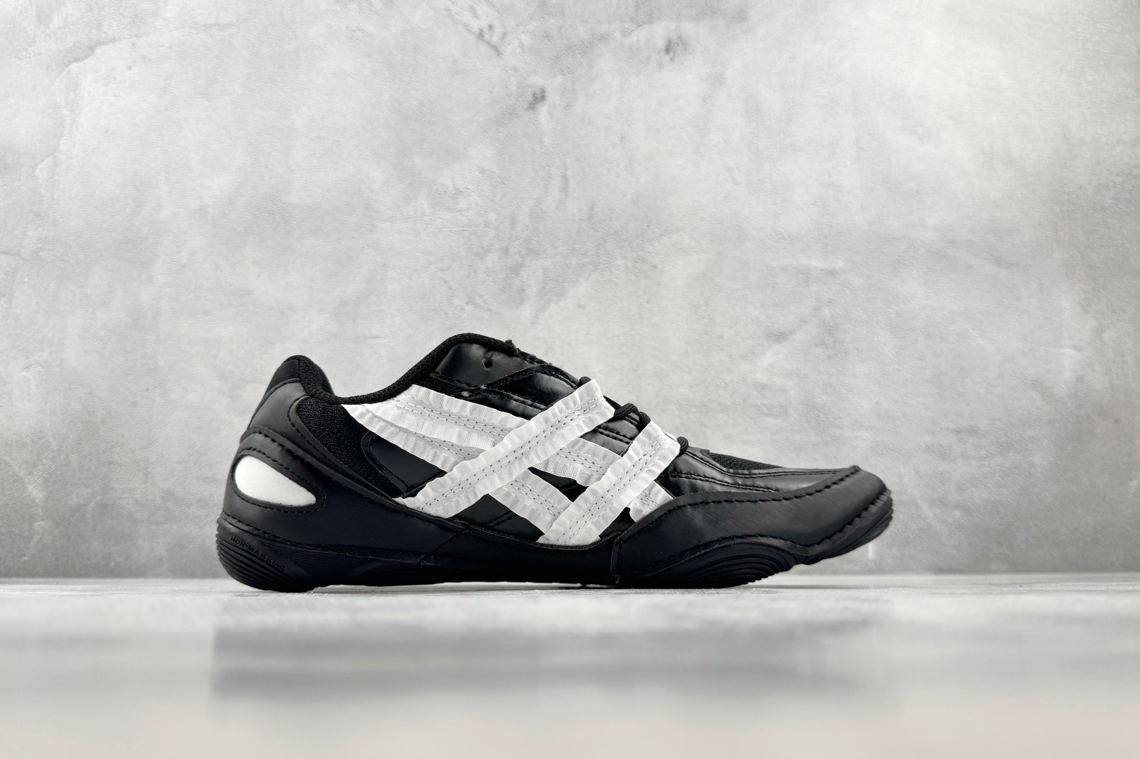 F 版 ASICS Hypersync 黑白花边 货号:1203A879 尺码:36 36.5 37 38.5 39 4 F 版 ASICS Hypersync 黑白花边 货号:1203A879 尺码:36 36.5 37 38.5 39 4