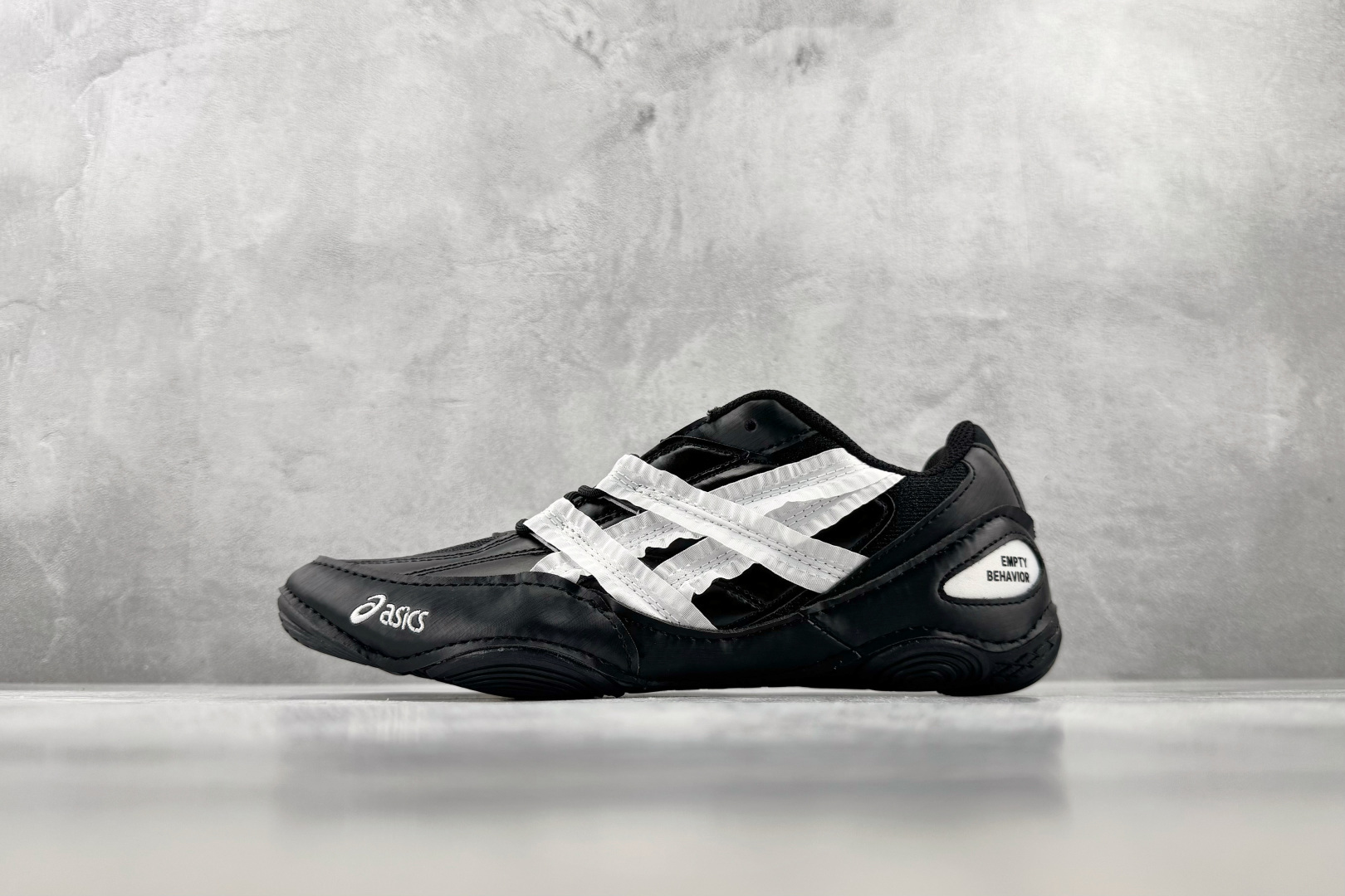 F 版 ASICS Hypersync 黑白花边 货号：1203A879 尺码：36 36.5 37 38.5 39 4