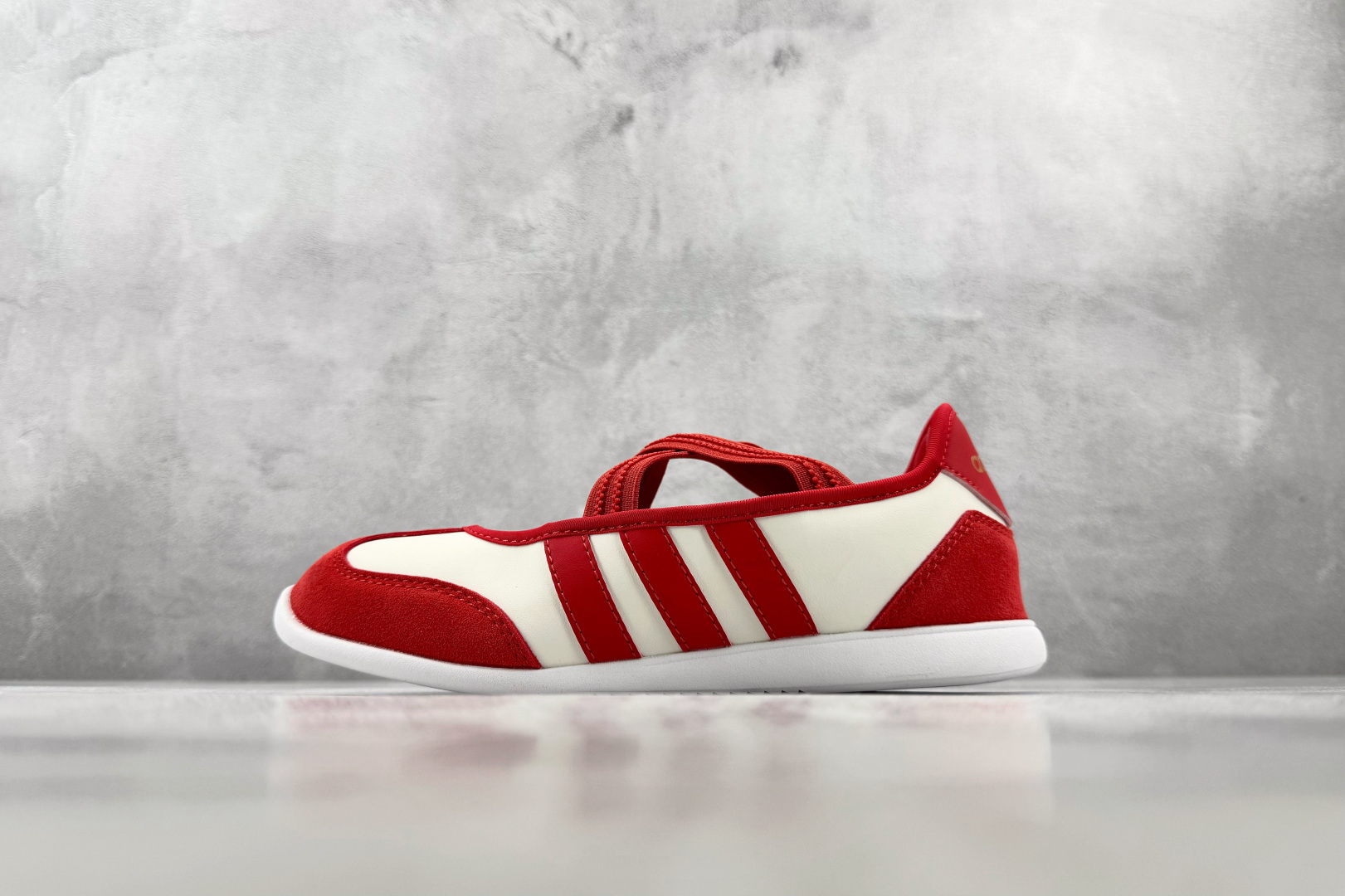 R 版出口订单 adidas BARREDA 白红 货号：KI5577 尺码：35.5 36 36.5 37.5 38 