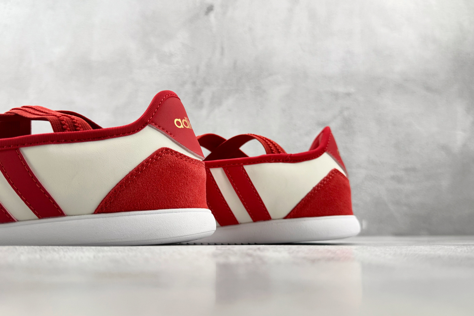 R 版出口订单 adidas BARREDA 白红 货号:KI5577 尺码:35.5 36 36.5 37.5 38 R 版出口订单 adidas BARREDA 白红 货号:KI5577 尺码:35.5 36 36.5 37.5 38