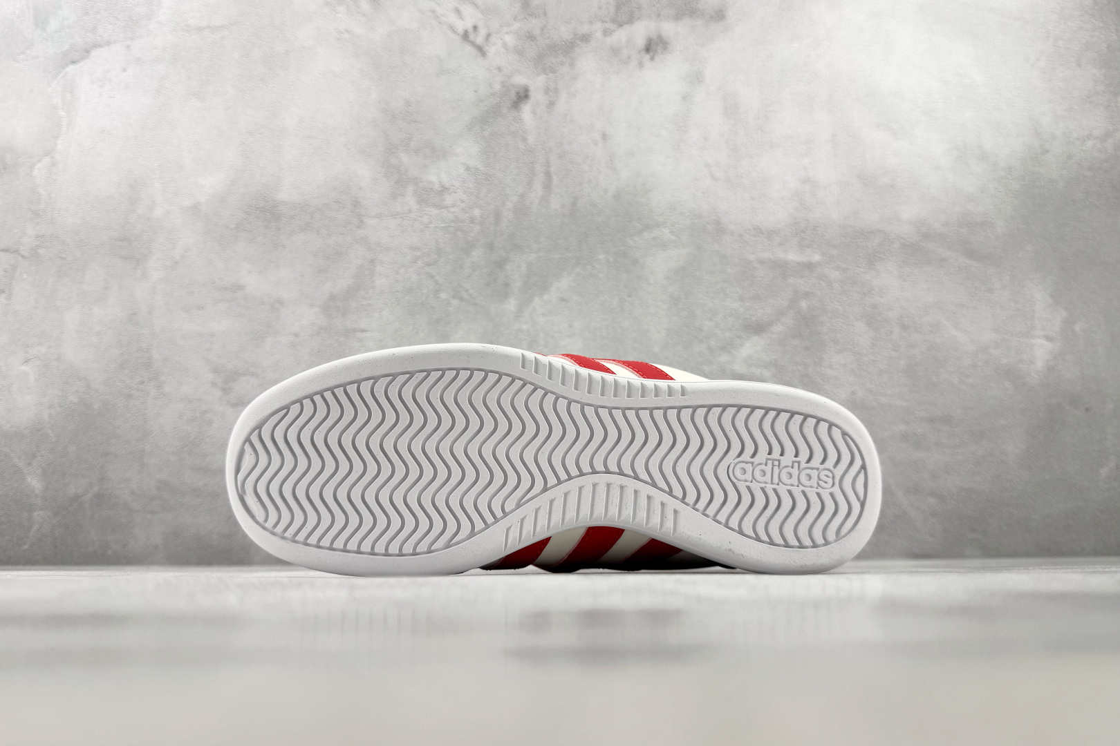 R 版出口订单 adidas BARREDA 白红 货号:KI5577 尺码:35.5 36 36.5 37.5 38 R 版出口订单 adidas BARREDA 白红 货号:KI5577 尺码:35.5 36 36.5 37.5 38
