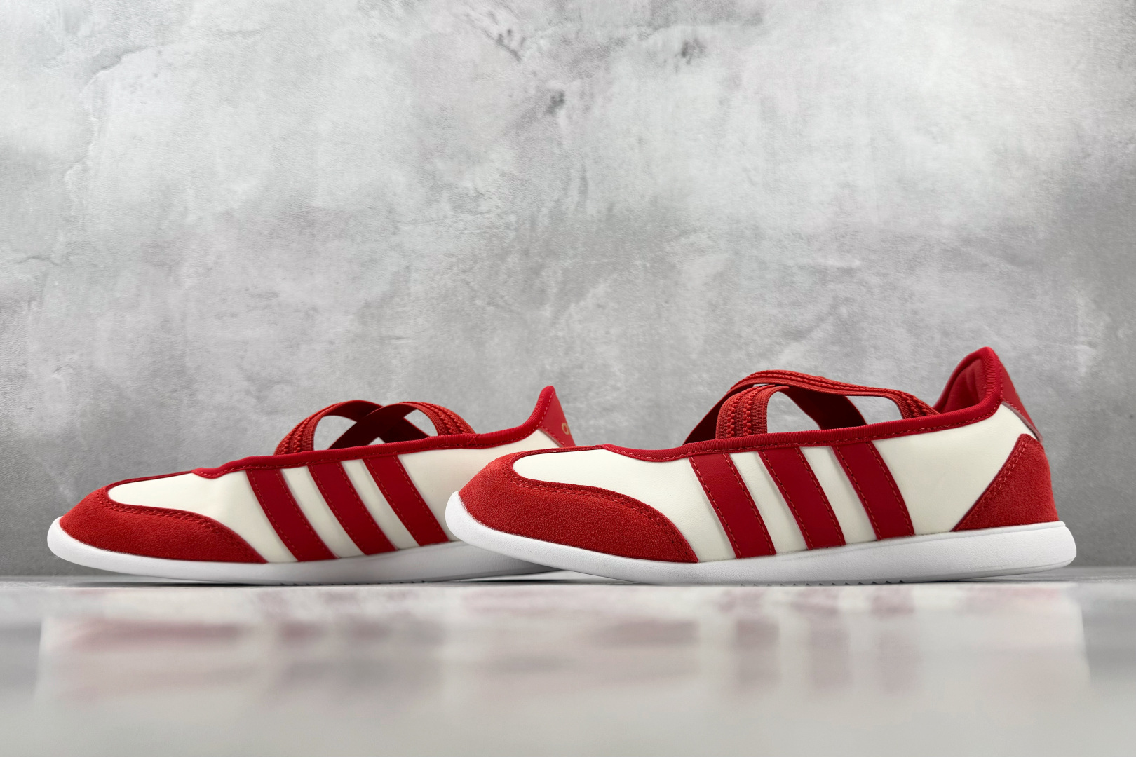 R 版出口订单 adidas BARREDA 白红 货号:KI5577 尺码:35.5 36 36.5 37.5 38 R 版出口订单 adidas BARREDA 白红 货号:KI5577 尺码:35.5 36 36.5 37.5 38