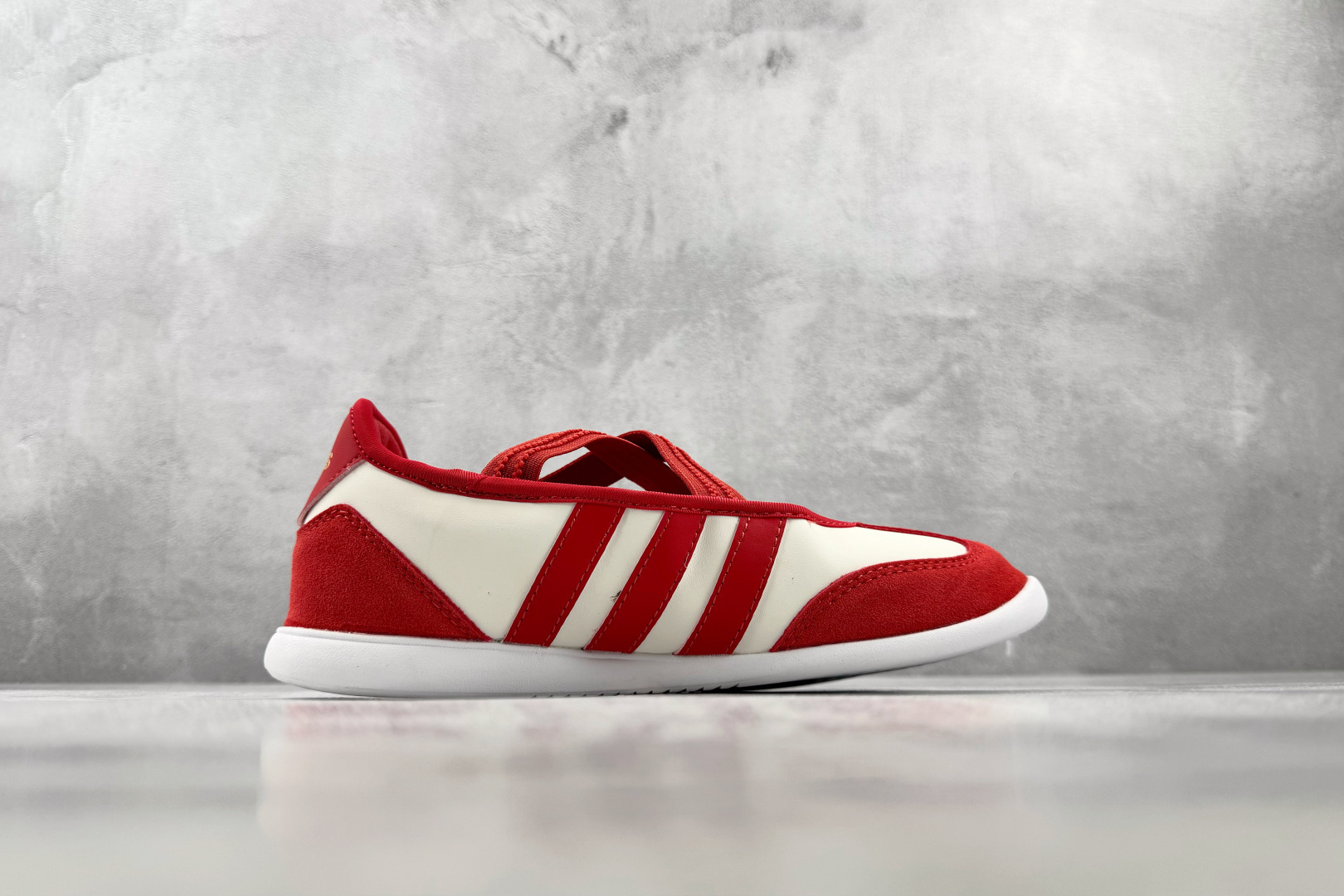 R 版出口订单 adidas BARREDA 白红 货号:KI5577 尺码:35.5 36 36.5 37.5 38 R 版出口订单 adidas BARREDA 白红 货号:KI5577 尺码:35.5 36 36.5 37.5 38