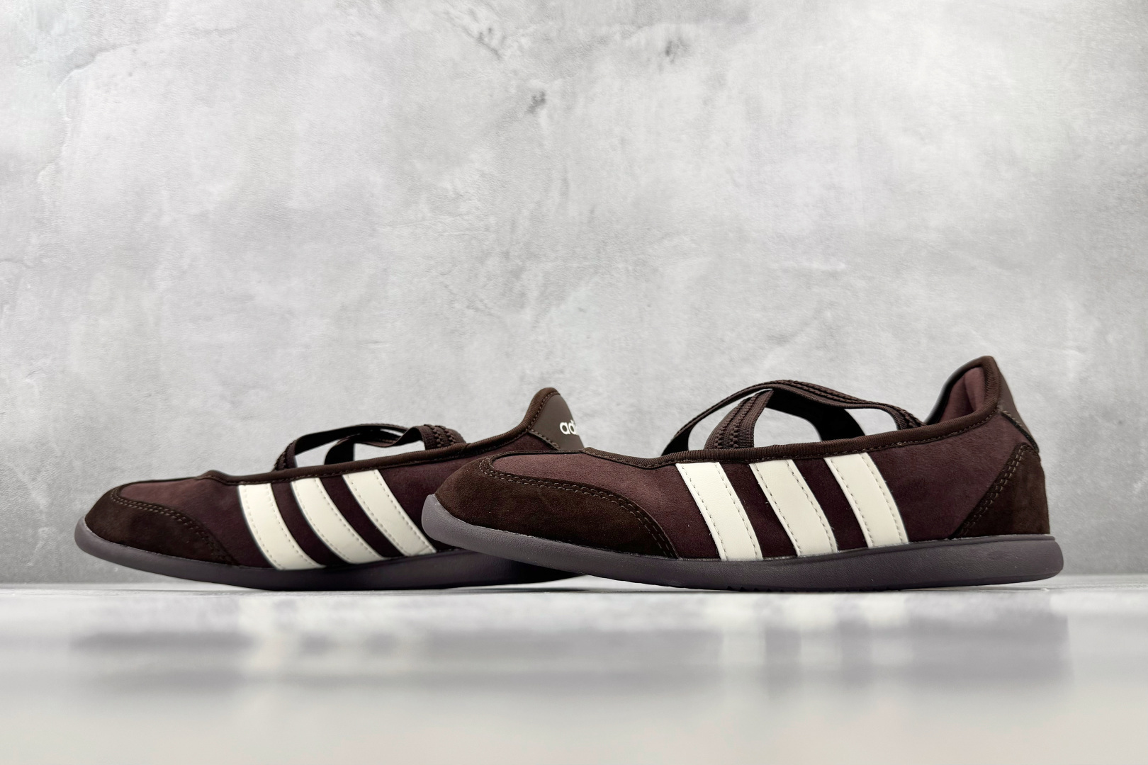 R 版出口订单 adidas BARREDA 暗影棕 货号:KJ2255 尺码:35.5 36 36.5 37.5 38 R 版出口订单 adidas BARREDA 暗影棕 货号:KJ2255 尺码:35.5 36 36.5 37.5 38