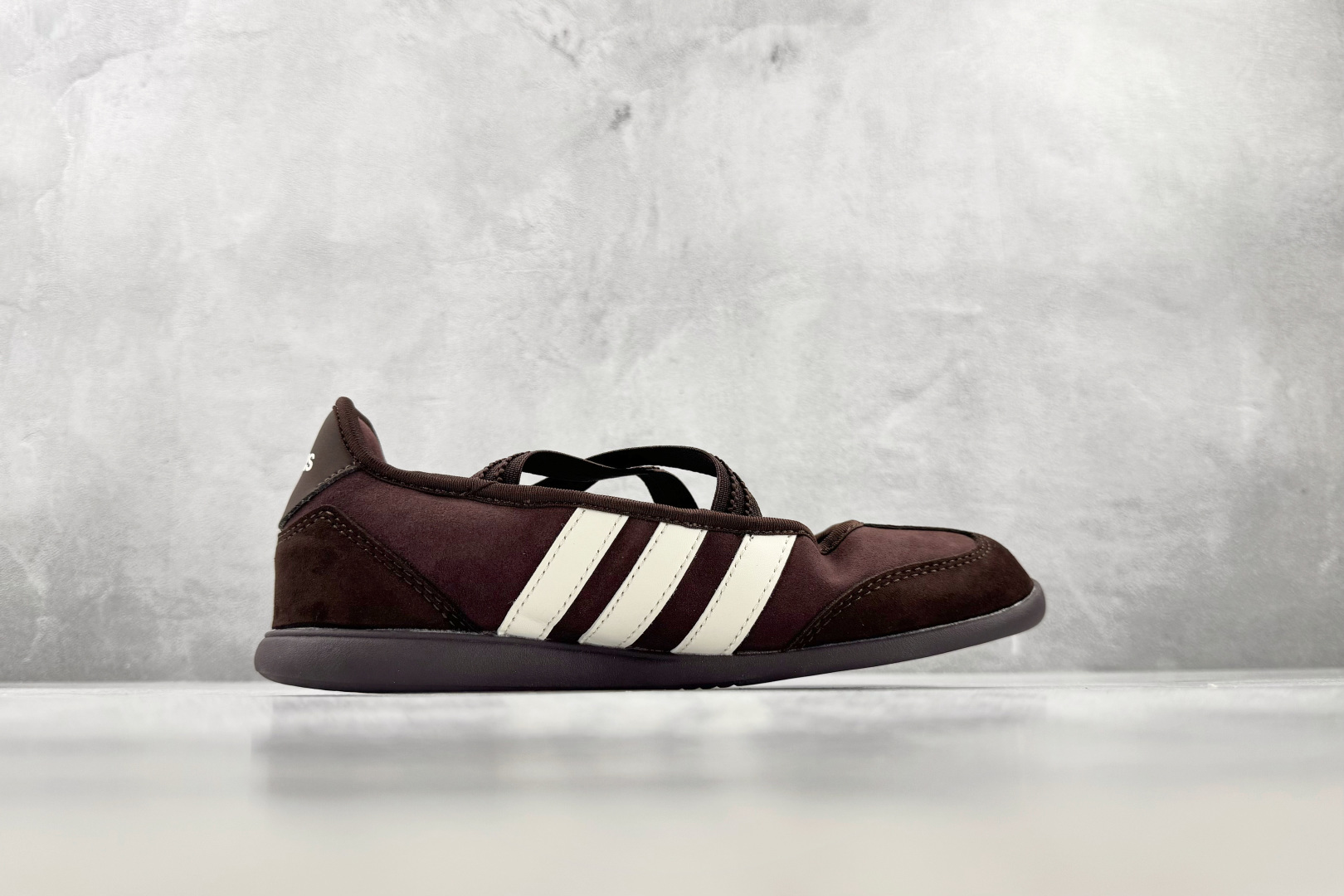 R 版出口订单 adidas BARREDA 暗影棕 货号:KJ2255 尺码:35.5 36 36.5 37.5 38 R 版出口订单 adidas BARREDA 暗影棕 货号:KJ2255 尺码:35.5 36 36.5 37.5 38