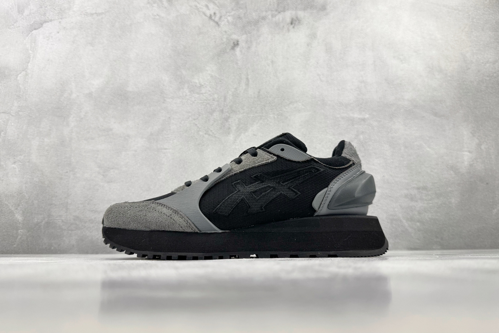 SC 渠道特供 Onitsuka Tiger鬼塚虎 MoageMoage Co 黑灰 货号：1183B555-001 尺