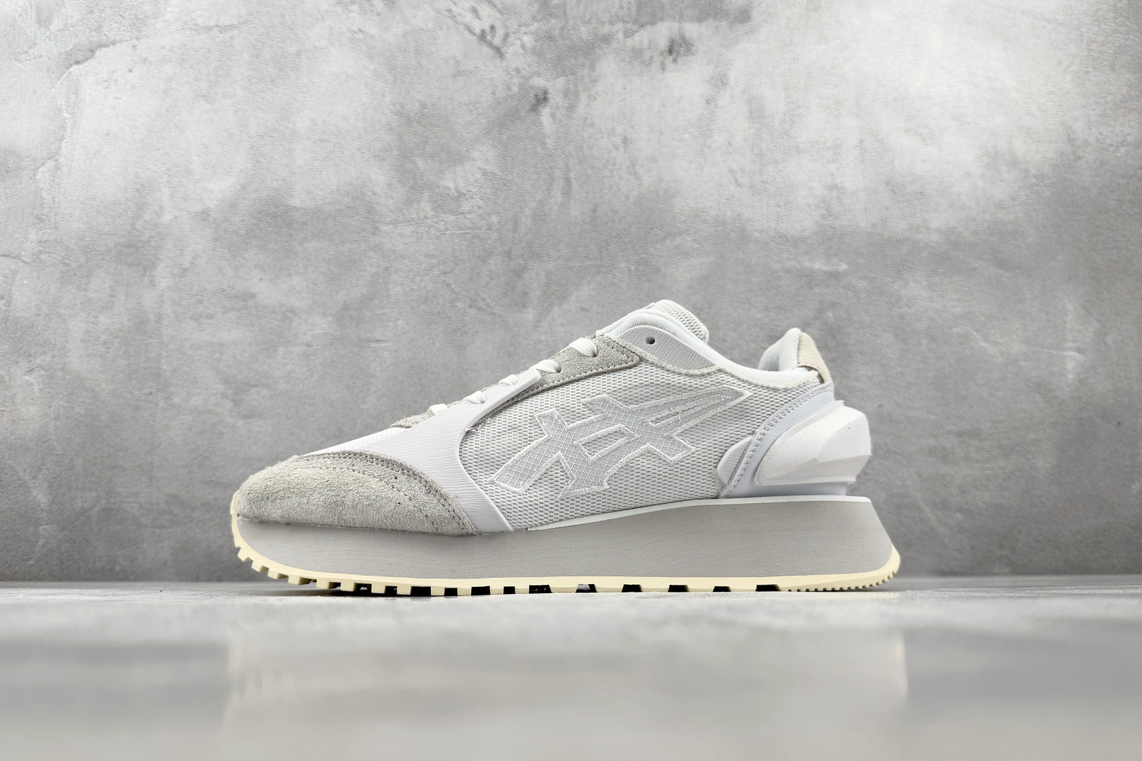 SC 渠道特供 Onitsuka Tiger鬼塚虎 MoageMoage Co 白色 货号：1183B555-102 尺