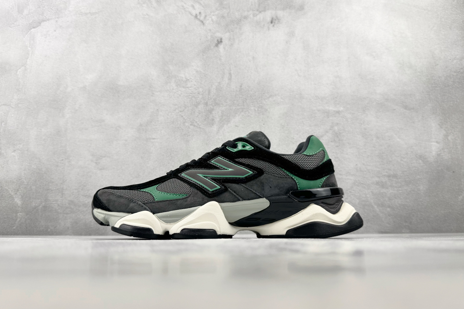 C 版 大厂出品 New Balance NB 9060 黑绿 货号:UQ 尺码:36 36.5 37 38.5 39 C 版 大厂出品 New Balance NB 9060 黑绿 货号:UQ 尺码:36 36.5 37 38.5 39
