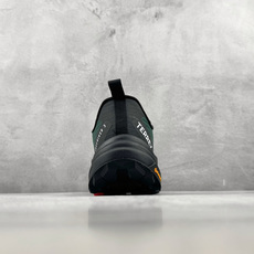 Top adidas TERREX FREEHIKER 3 Gore-Tex 绿黑 货号:KI8278 尺码:40 40 Top adidas TERREX FREEHIKER 3 Gore-Tex 绿黑 货号:KI8278 尺码:40 40