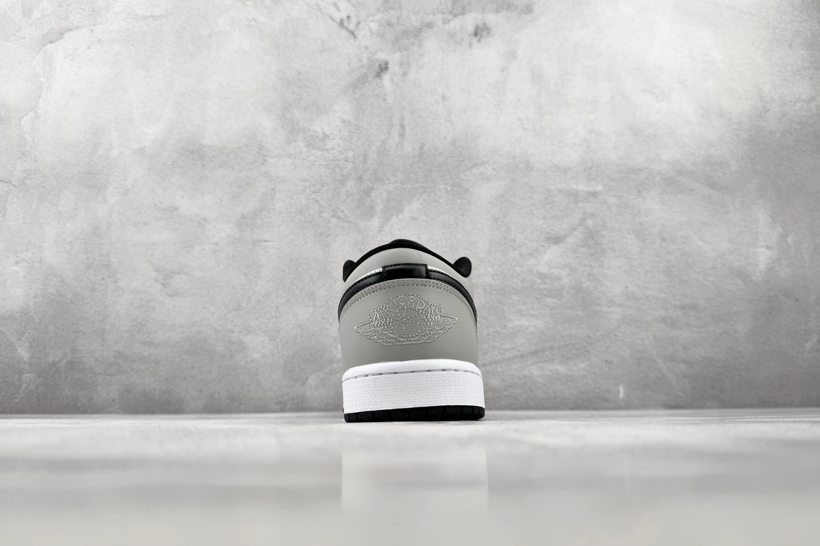 K版 综合版 Jordan Air Jordan 1 烟灰 货号:-132 尺码:36 36.5 37.5 38 38. K版 综合版 Jordan Air Jordan 1 烟灰 货号:-132 尺码:36 36.5 37.5 38 38.