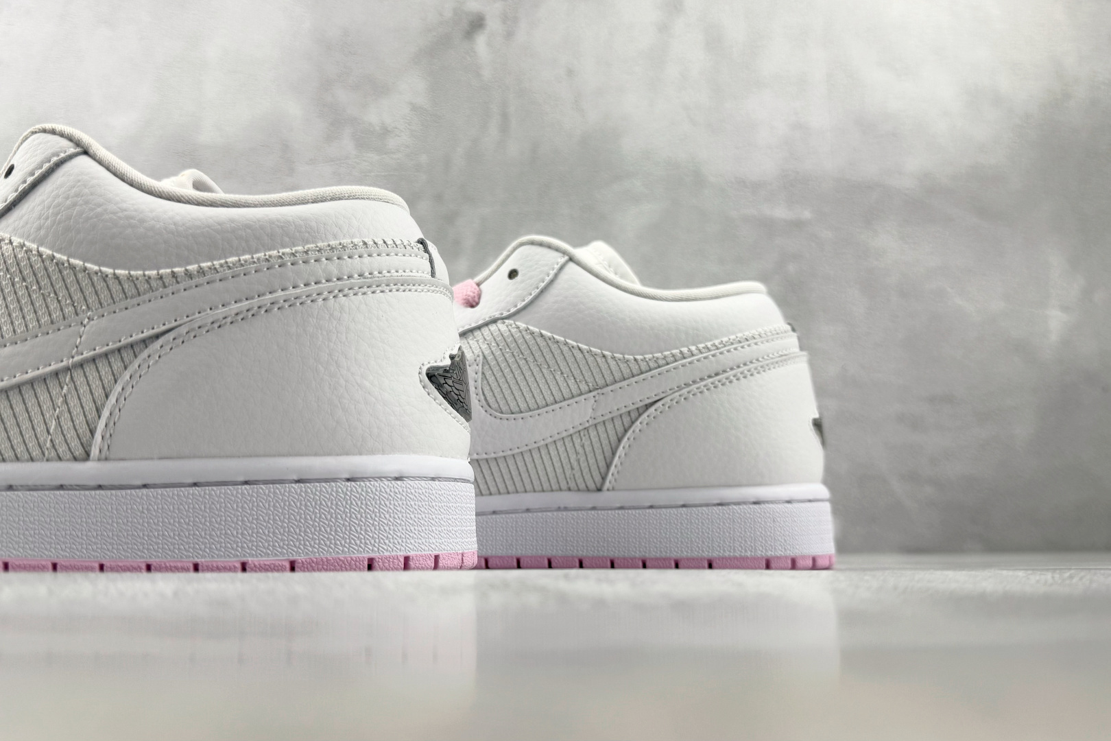 K版 综合版 Jordan Air Jordan 1 SE 白北极粉 货号:IO2048-100 尺码:36 36.5 K版 综合版 Jordan Air Jordan 1 SE 白北极粉 货号:IO2048-100 尺码:36 36.5