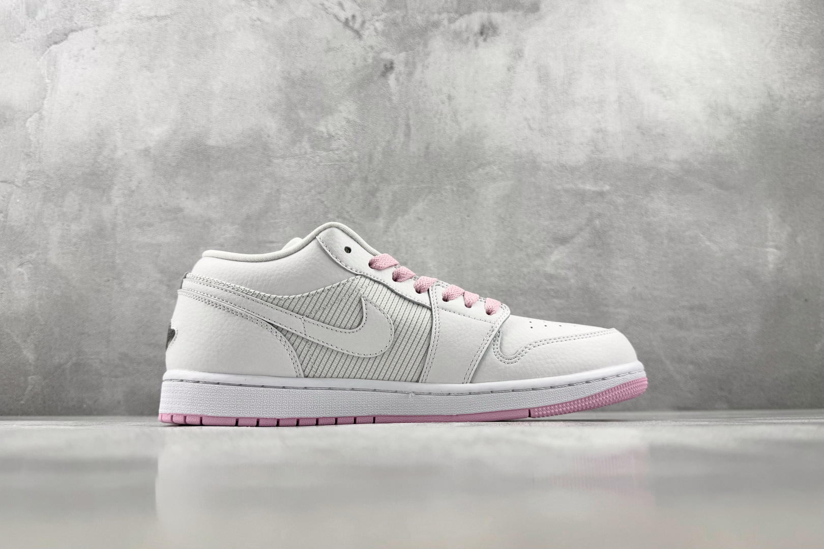 K版 综合版 Jordan Air Jordan 1 SE 白北极粉 货号:IO2048-100 尺码:36 36.5 K版 综合版 Jordan Air Jordan 1 SE 白北极粉 货号:IO2048-100 尺码:36 36.5