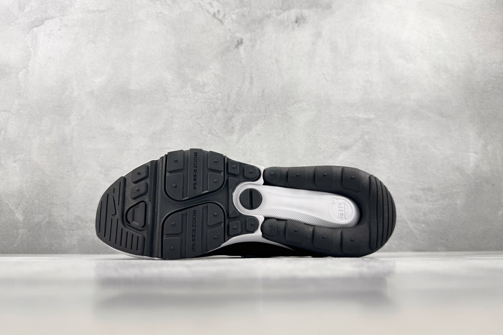 C 版 大厂出品 Nike Air Max 270 黑白 货号:IO9883 002 尺码:36 36.5 37.5 3 C 版 大厂出品 Nike Air Max 270 黑白 货号:IO9883 002 尺码:36 36.5 37.5 3