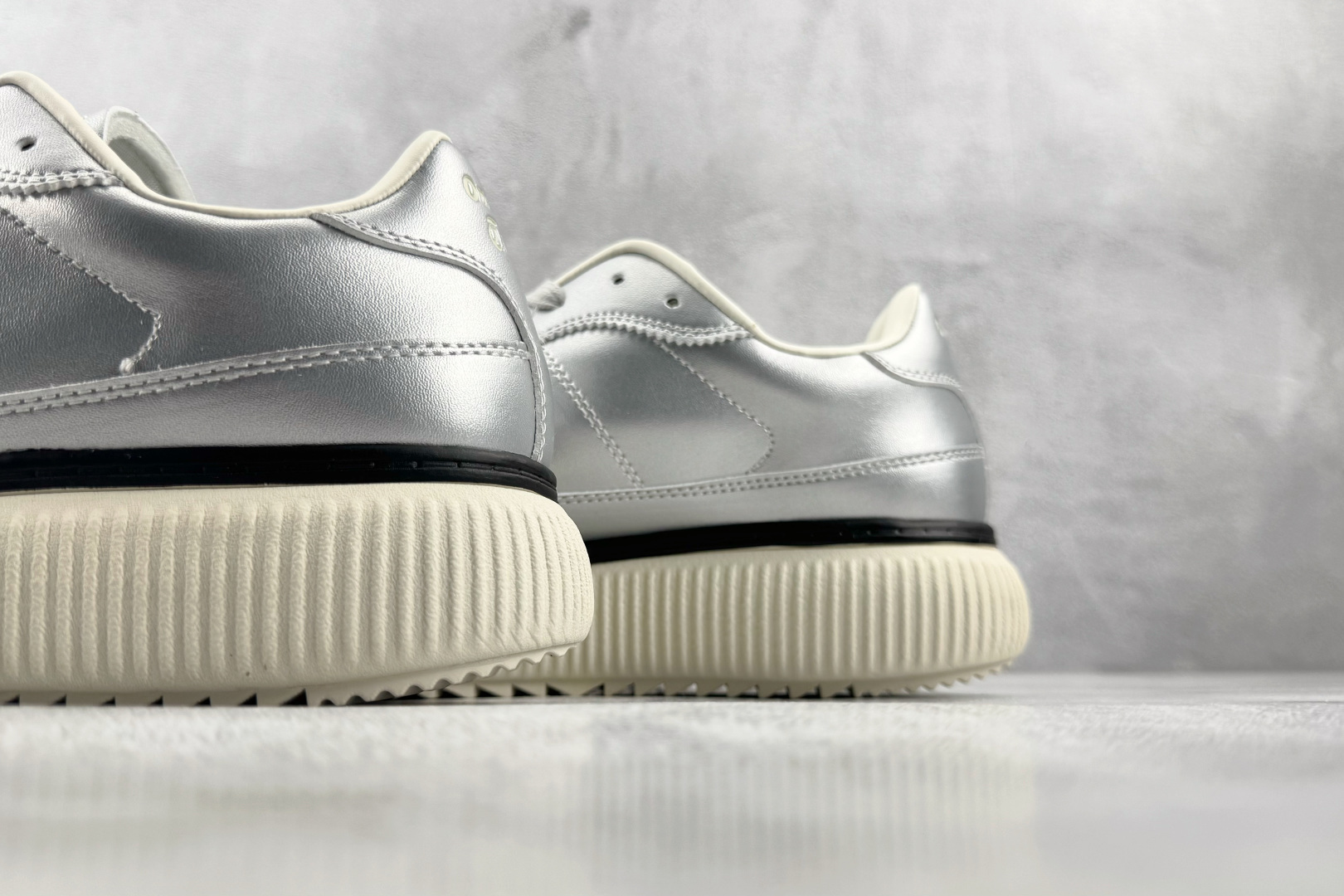 SC 渠道特供 Onitsuka Tiger鬼塚虎 Delecity 银色 货号：1183B941-020 尺码：36 