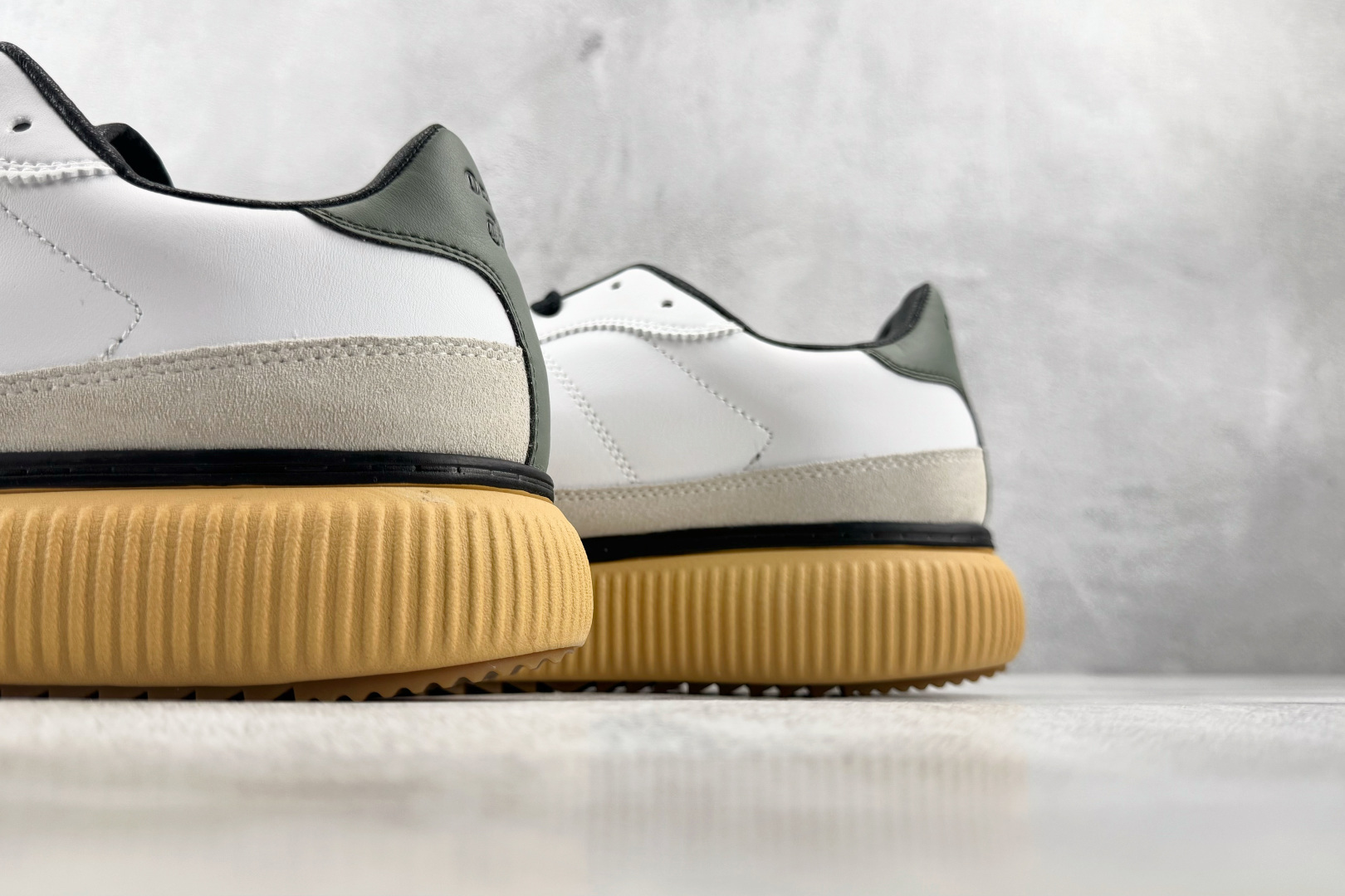 SC 渠道特供 Onitsuka Tiger鬼塚虎 Delecity 白灰 货号:1183B874-103 尺码:36 SC 渠道特供 Onitsuka Tiger鬼塚虎 Delecity 白灰 货号:1183B874-103 尺码:36
