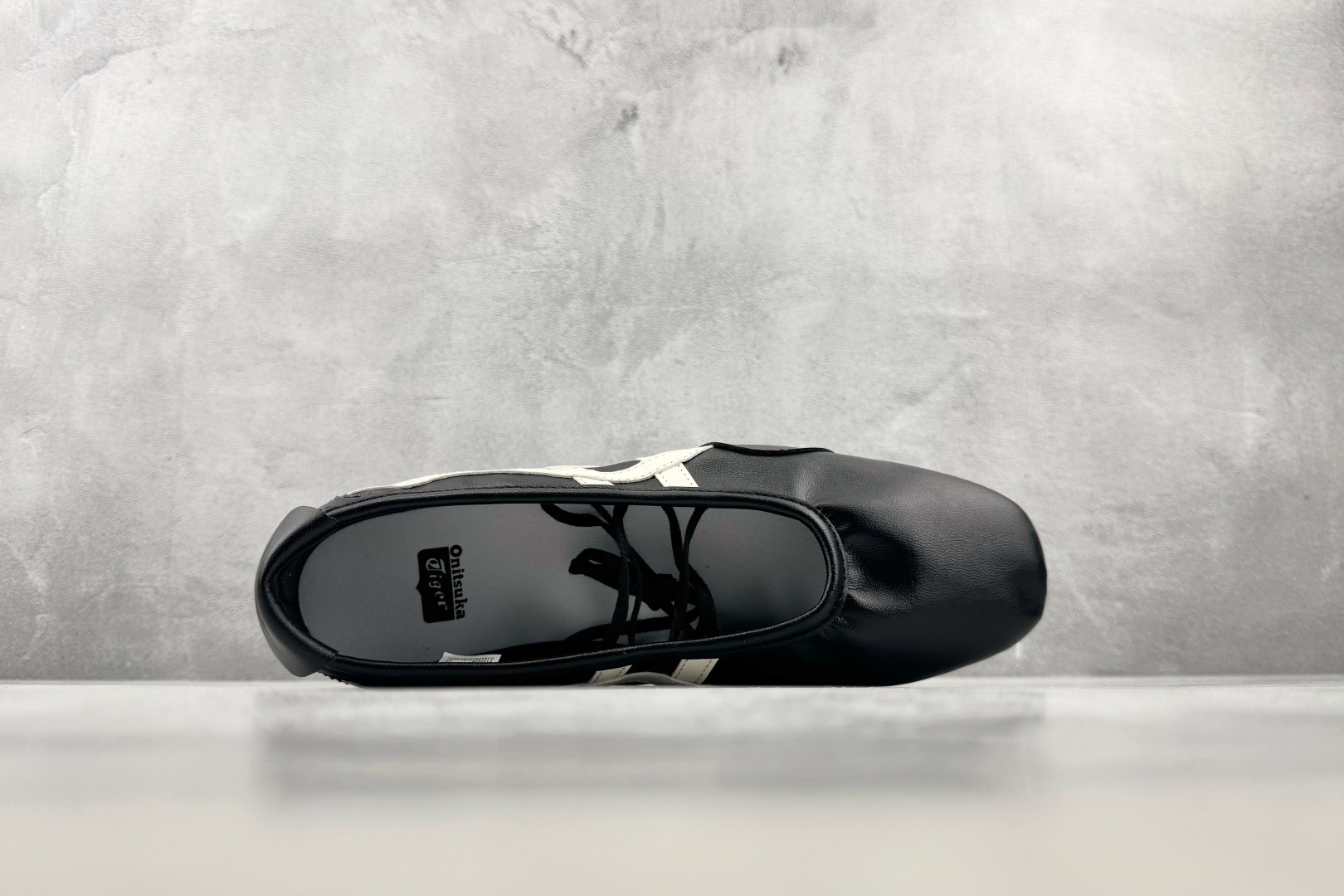 SC 渠道特供 Onitsuka Tiger鬼塚虎 GYMNARINA 黑白色 货号:1182A704-001 尺码:3 SC 渠道特供 Onitsuka Tiger鬼塚虎 GYMNARINA 黑白色 货号:1182A704-001 尺码:3
