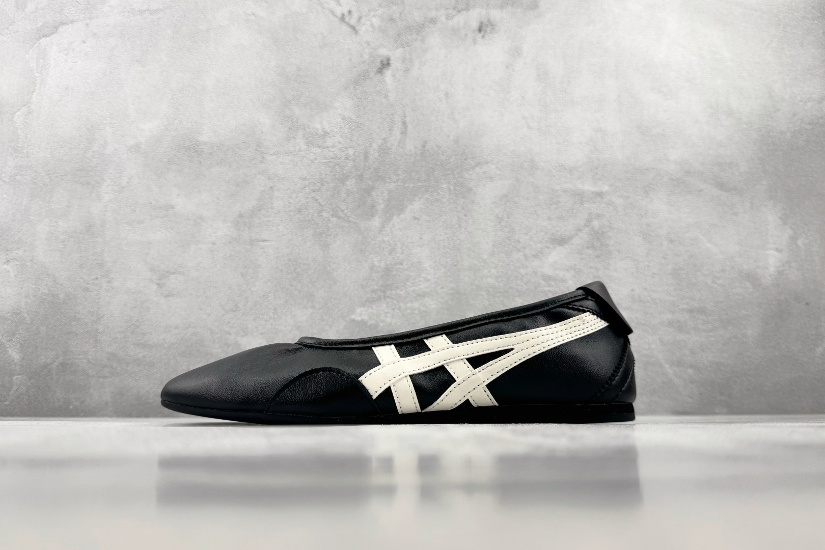 SC 渠道特供 Onitsuka Tiger鬼塚虎 GYMNARINA 黑白色 货号:1182A704-001 尺码:3 SC 渠道特供 Onitsuka Tiger鬼塚虎 GYMNARINA 黑白色 货号:1182A704-001 尺码:3