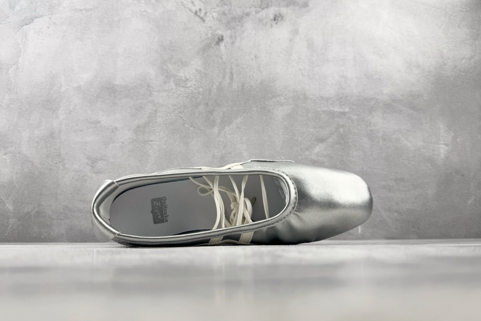 SC 渠道特供 Onitsuka Tiger鬼塚虎 GYMNARINA 银色 货号:1182A754-020 尺码:36 SC 渠道特供 Onitsuka Tiger鬼塚虎 GYMNARINA 银色 货号:1182A754-020 尺码:36