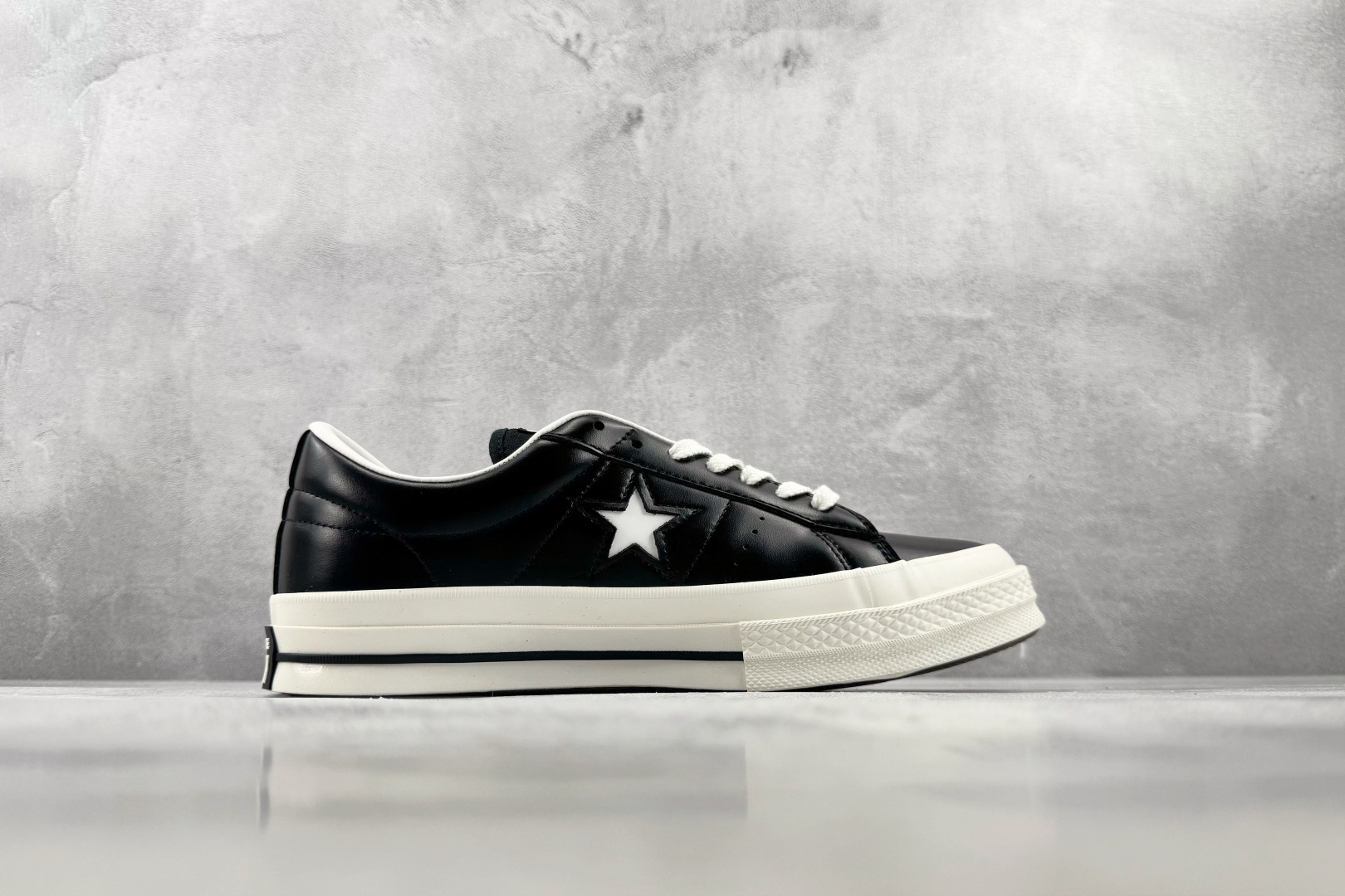 Converse ONE STAR 黑白 • 星星贴片车缝针距统一 尖角走线圆润 不断线跳针 • 严格拉帮工艺鞋面不褶皱 Converse ONE STAR 黑白 • 星星贴片车缝针距统一 尖角走线圆润 不断线跳针 • 严格拉帮工艺鞋面不褶皱