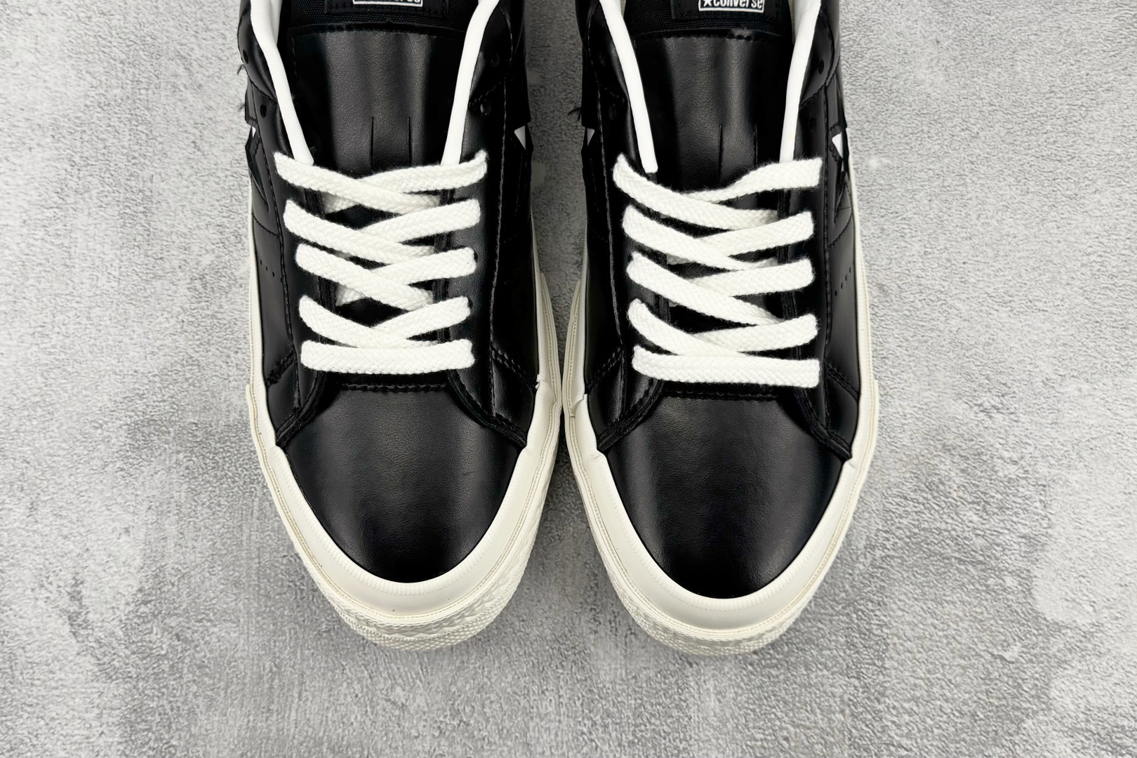 Converse ONE STAR 黑白 • 星星贴片车缝针距统一 尖角走线圆润 不断线跳针 • 严格拉帮工艺鞋面不褶皱 Converse ONE STAR 黑白 • 星星贴片车缝针距统一 尖角走线圆润 不断线跳针 • 严格拉帮工艺鞋面不褶皱