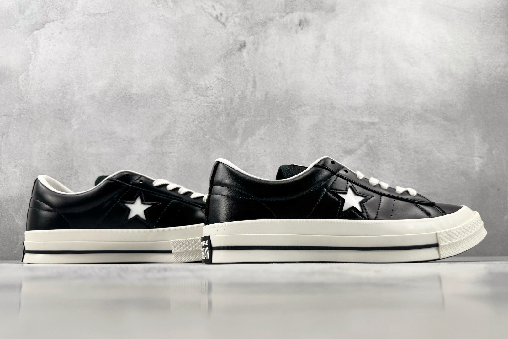 Converse ONE STAR 黑白 • 星星贴片车缝针距统一 尖角走线圆润 不断线跳针 • 严格拉帮工艺鞋面不褶皱 Converse ONE STAR 黑白 • 星星贴片车缝针距统一 尖角走线圆润 不断线跳针 • 严格拉帮工艺鞋面不褶皱