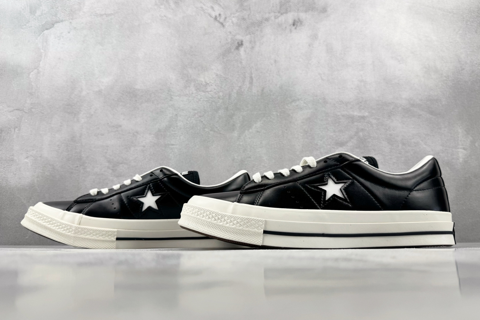 Converse ONE STAR 黑白 • 星星贴片车缝针距统一 尖角走线圆润 不断线跳针 • 严格拉帮工艺鞋面不褶皱 Converse ONE STAR 黑白 • 星星贴片车缝针距统一 尖角走线圆润 不断线跳针 • 严格拉帮工艺鞋面不褶皱