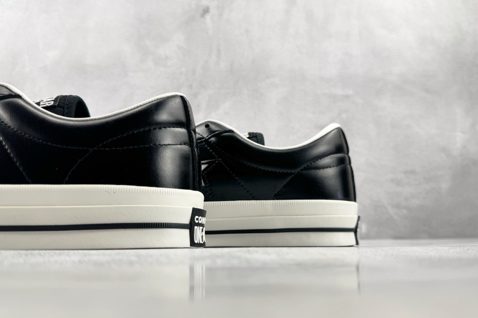 Converse ONE STAR 黑白 • 星星贴片车缝针距统一 尖角走线圆润 不断线跳针 • 严格拉帮工艺鞋面不褶皱 Converse ONE STAR 黑白 • 星星贴片车缝针距统一 尖角走线圆润 不断线跳针 • 严格拉帮工艺鞋面不褶皱