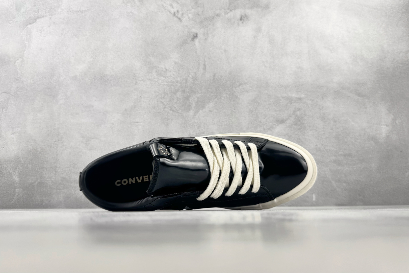 Converse × Noritake/则武 ONE STAR 95 漆皮 黑色 • 星星贴片车缝针距统一 尖角走线圆润 Converse × Noritake/则武 ONE STAR 95 漆皮 黑色 • 星星贴片车缝针距统一 尖角走线圆润