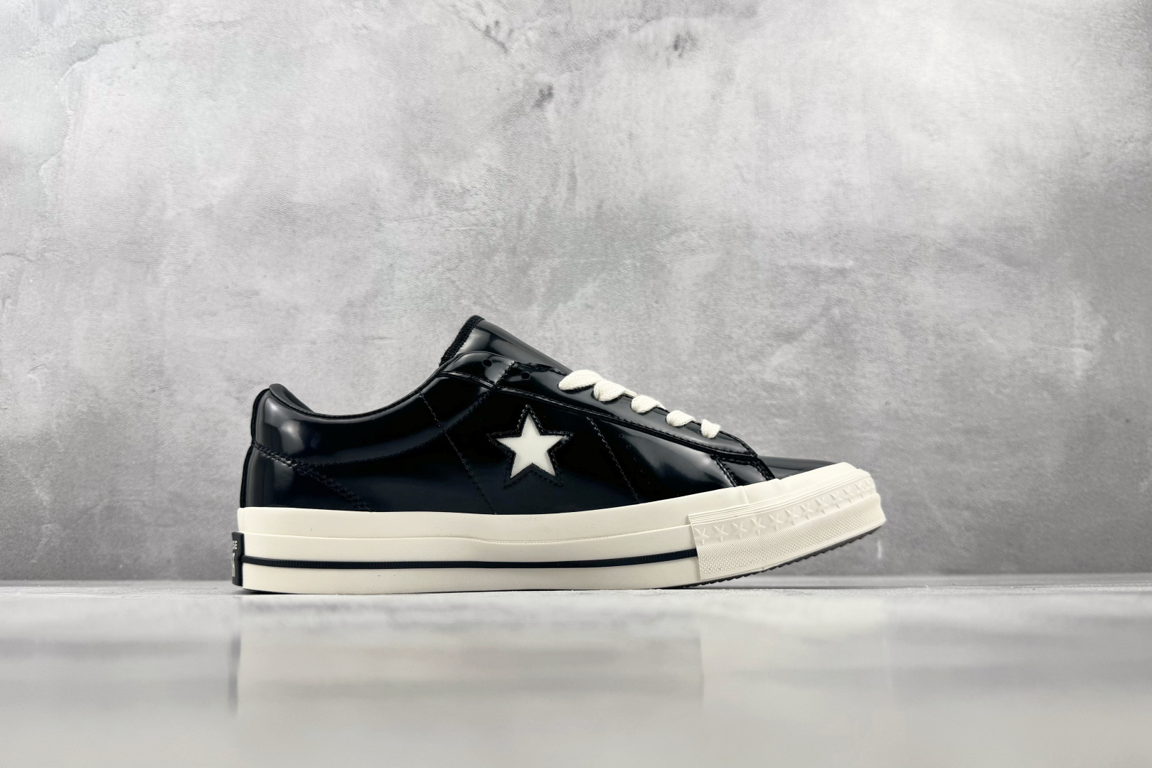 Converse × Noritake/则武 ONE STAR 95 漆皮 黑色 • 星星贴片车缝针距统一 尖角走线圆润 Converse × Noritake/则武 ONE STAR 95 漆皮 黑色 • 星星贴片车缝针距统一 尖角走线圆润