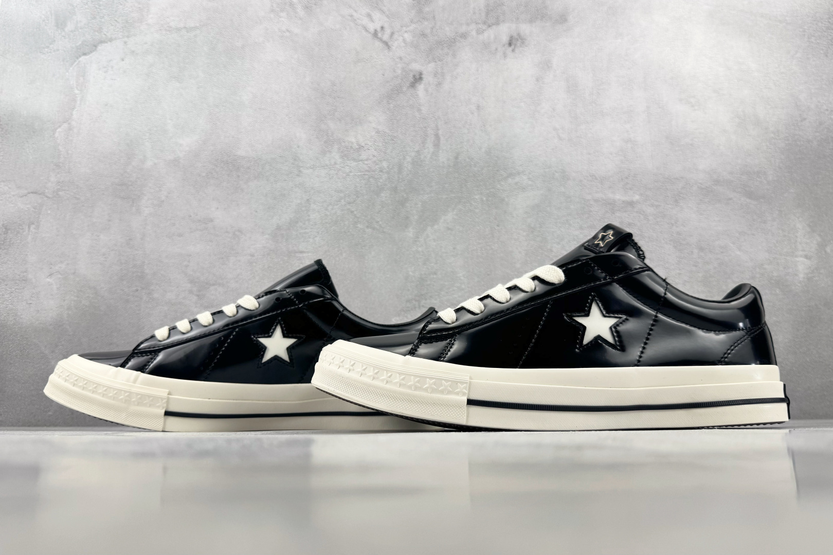 Converse × Noritake/则武 ONE STAR 95 漆皮 黑色 • 星星贴片车缝针距统一 尖角走线圆润 Converse × Noritake/则武 ONE STAR 95 漆皮 黑色 • 星星贴片车缝针距统一 尖角走线圆润