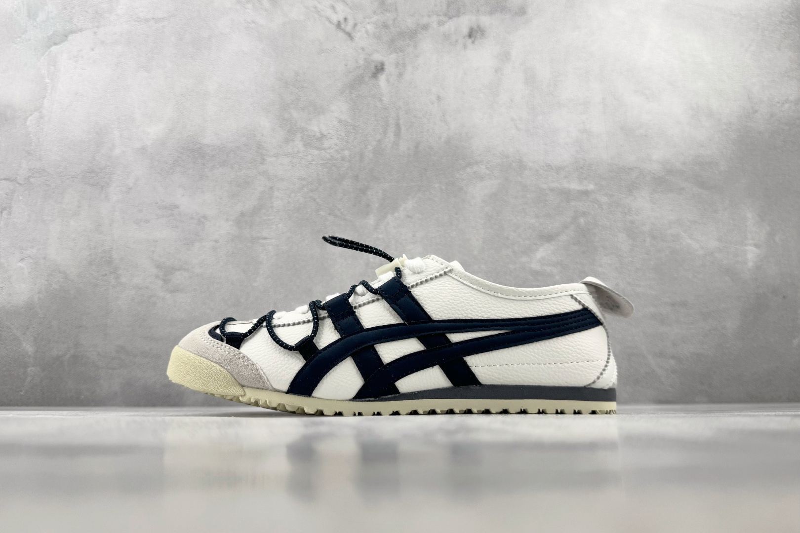 广版 Onitsuka Tiger鬼塚虎 MEXICO 66 VINY 米白色 货号：1183C577-100 尺码：3
