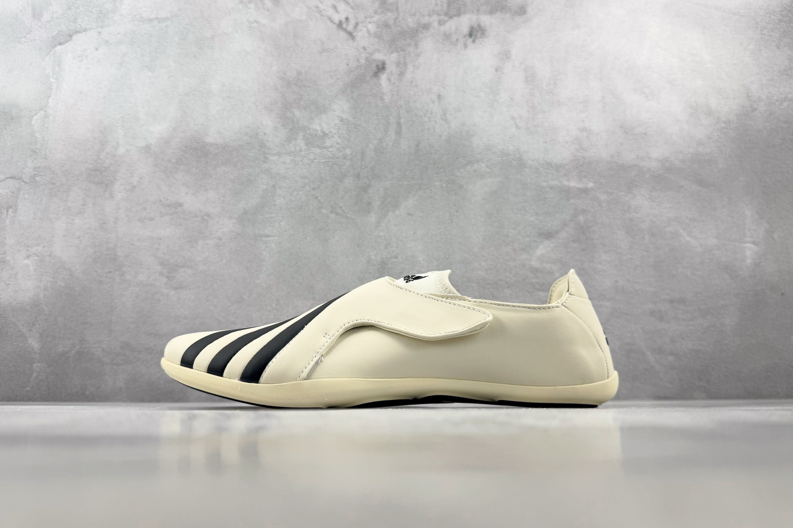 HD 平台订单 adidas × Pharrell Williams Vario Flat Earther 白黑 货号：
