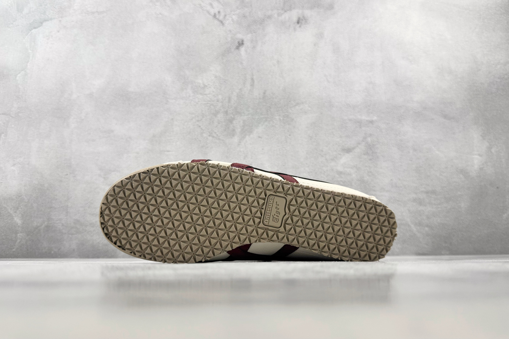 广版 Onitsuka Tiger鬼塚虎 MEXICO 66 VINY 米色/红色 货号:1183C577-201 尺 广版 Onitsuka Tiger鬼塚虎 MEXICO 66 VINY 米色/红色 货号:1183C577-201 尺