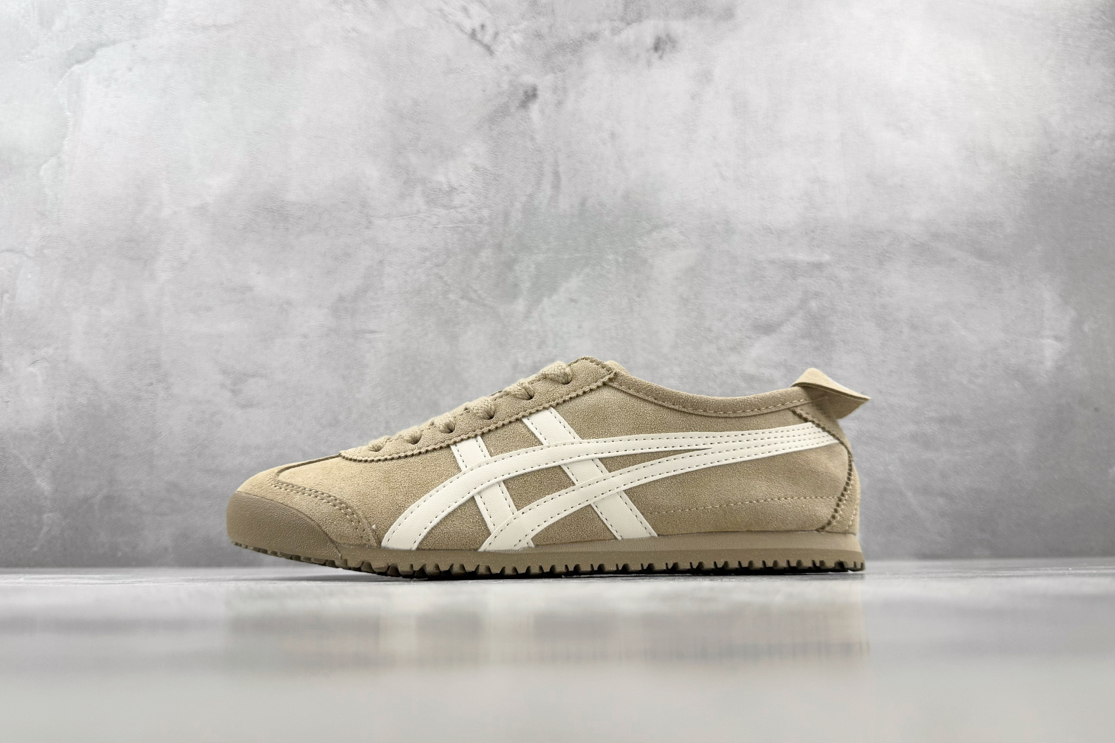 W 版 Onitsuka Tiger鬼塚虎 MEXICO 66 棕色 货号：1183C520-200 尺码：36 37 