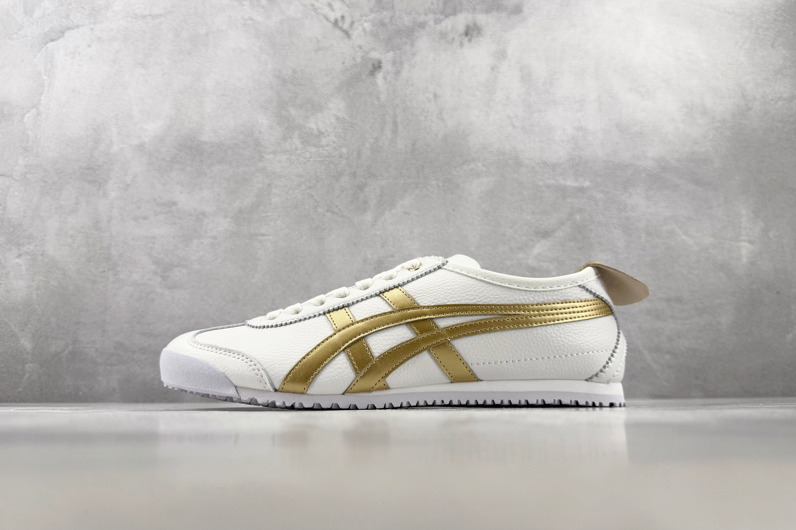 W 版 Onitsuka Tiger鬼塚虎 MEXICO 66 冷白亮金 货号：1183A499-101 尺码：36 3