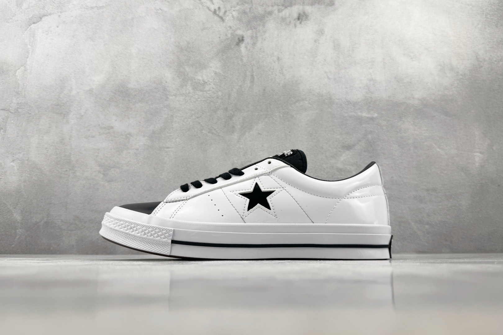 Converse One Star 白黑色 • 星星贴片车缝针距统一 尖角走线圆润 不断线跳针 • 严格拉帮工艺鞋面不褶
