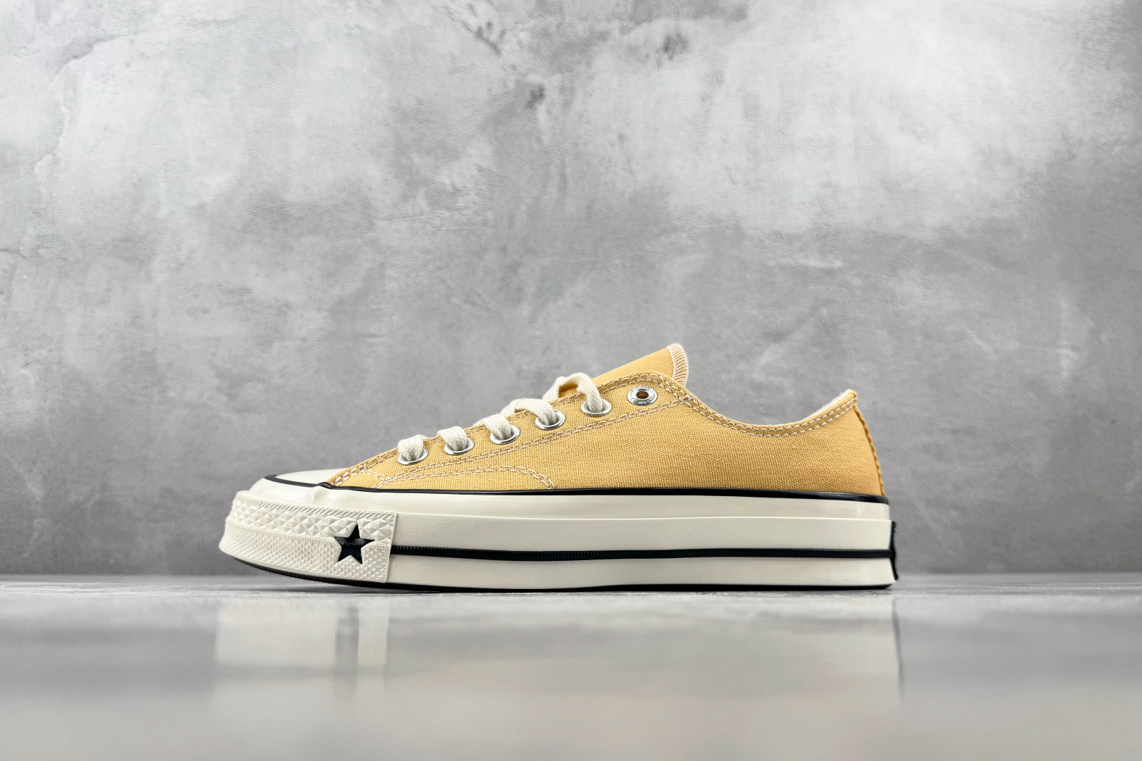 H版 Converse CHUCK 70 X 淡奶黄 • 重磅帆布：采用12盎司高密度棉帆布，不易变形，透气性好 • 全